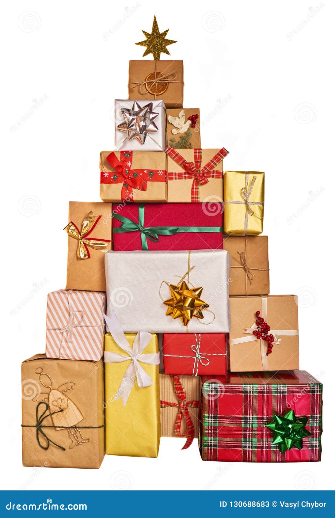 Árvore De Natal Feita Das Caixas De Presente Diferentes Isoladas Nos  Vagabundos Brancos Imagem de Stock - Imagem de feriado, presentes: 130688683