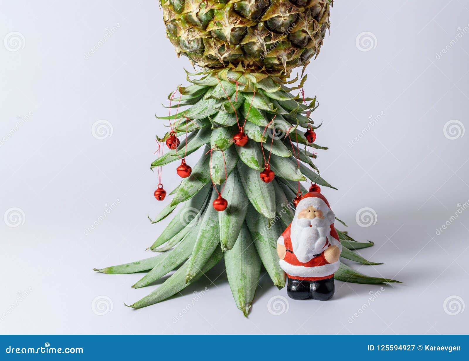Árvore De Natal Feita Das Folhas Do Abacaxi Imagem de Stock - Imagem de  naughty, conceito: 125594927