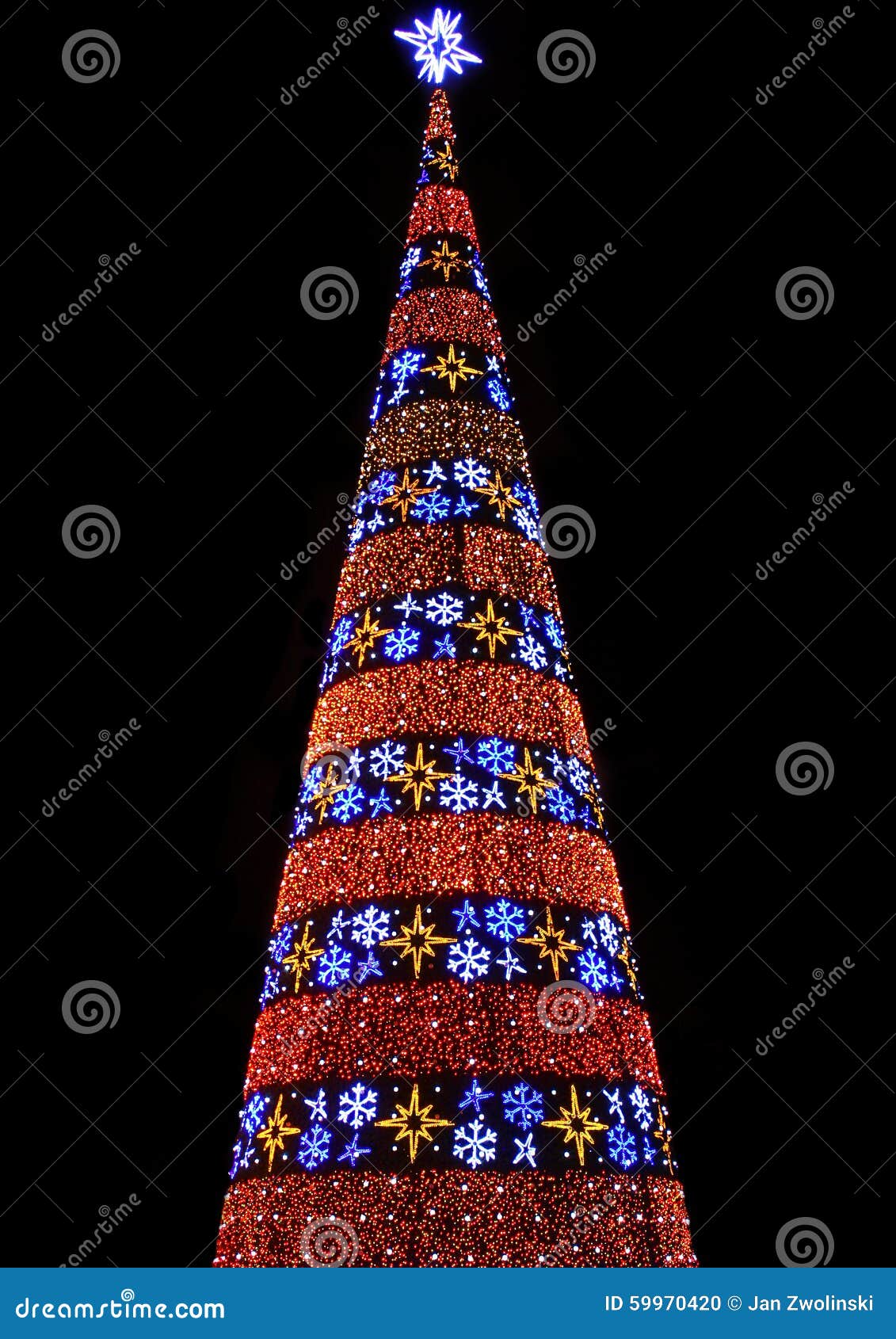 Árvore De Natal Feita De Lâmpadas Coloridas Foto de Stock - Imagem de  batizado, natal: 59970420