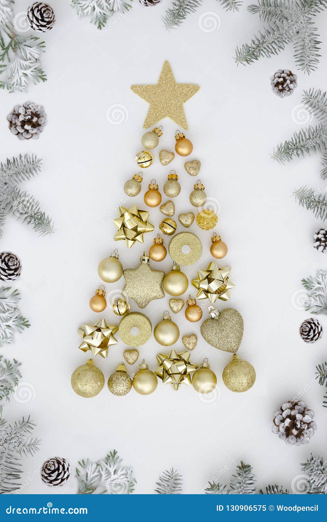Árvore De Natal Feita De Decorações Do Ano Novo, De Bolas Douradas, De Coração, De Vela, De Sino E De Coisas Do Inverno No Fundo Imagem de Stock - Imagem de cone, Árvore De Natal Feita De Decorações Do Ano Novo, De Bolas Douradas, De Coração, De Vela, De Sino E De Coisas Do Inverno No Fundo Imagem de Stock - Imagem de cone,