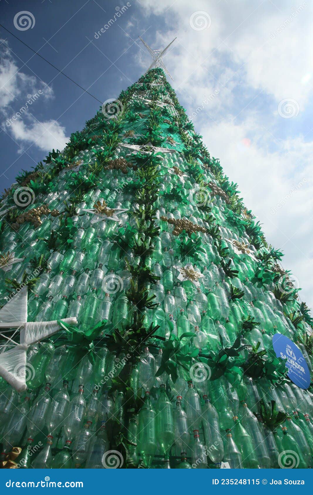 árvore De Natal Feita De Garrafa De Estimação Imagem Editorial - Imagem de  tradicional, empacotar: 235248115