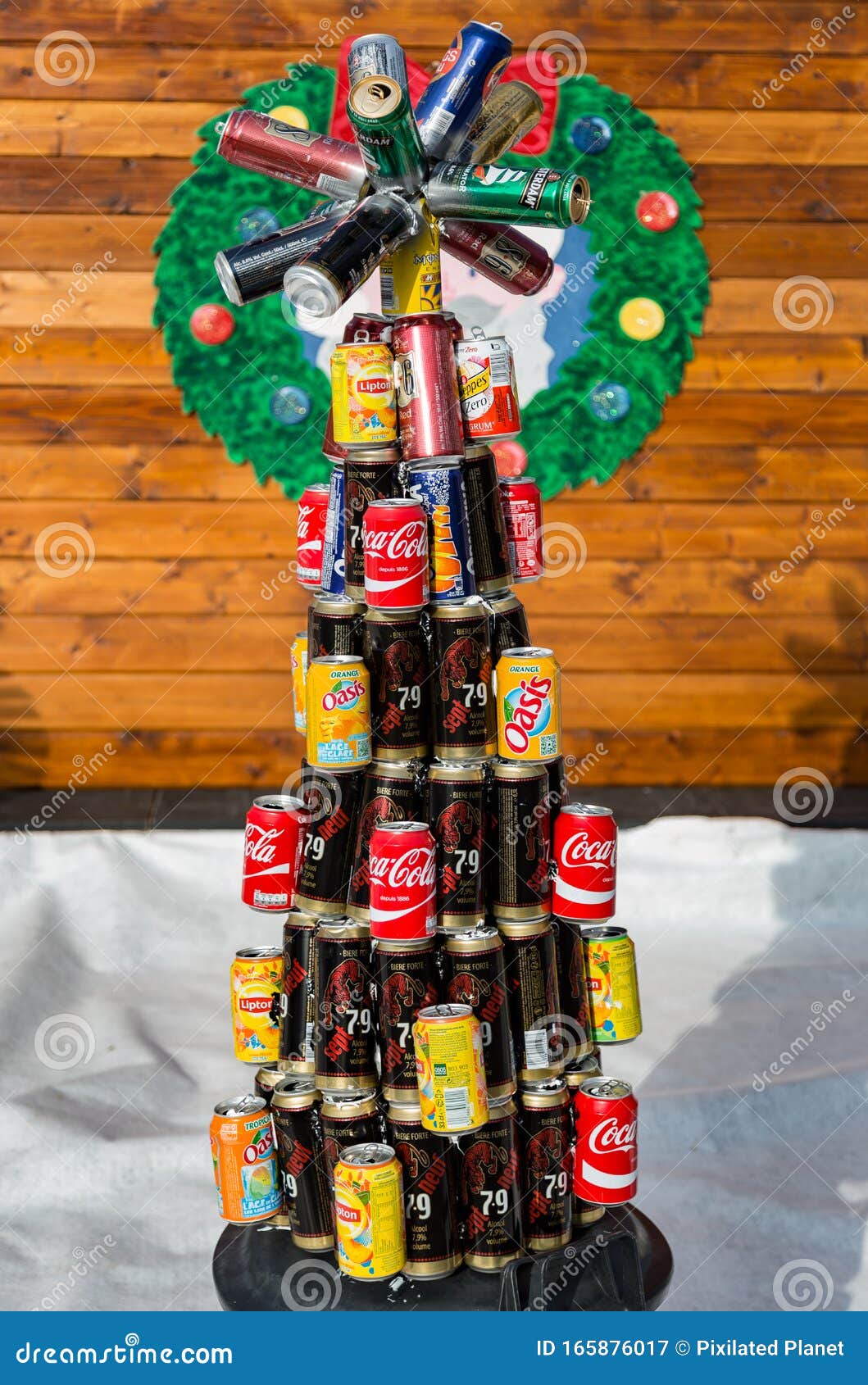 Árvore De Natal Feita De Latas Velhas De Refrigerante Fotografia Editorial  - Imagem de marrom, objeto: 165876017