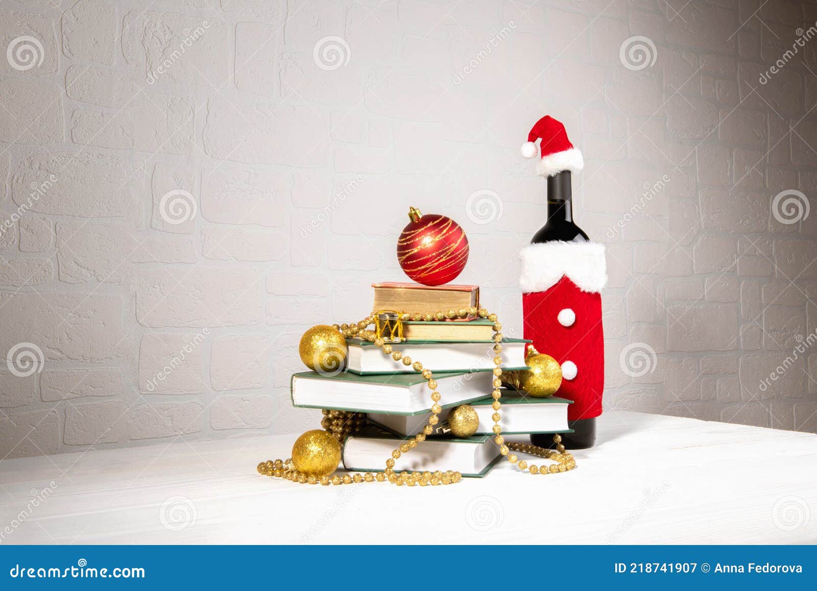 árvore De Natal Feita De Livros Com Garrafa De Vinho Com Chapéu De Santa Imagem de Stock - Imagem de dezembro, moderno: 218741907 árvore De Natal Feita De Livros Com Garrafa De Vinho Com Chapéu De Santa Imagem de Stock - Imagem de dezembro, moderno: 218741907