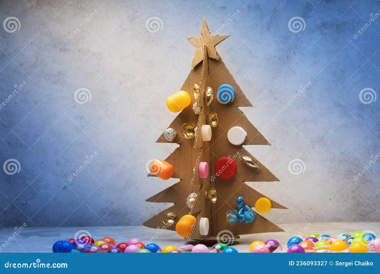 árvore De Natal Feita De Papelão Decorada Com Materiais Reciclados Em Fundo  Abstrato Imagem de Stock - Imagem de simplicidade, ecologia: 236093327