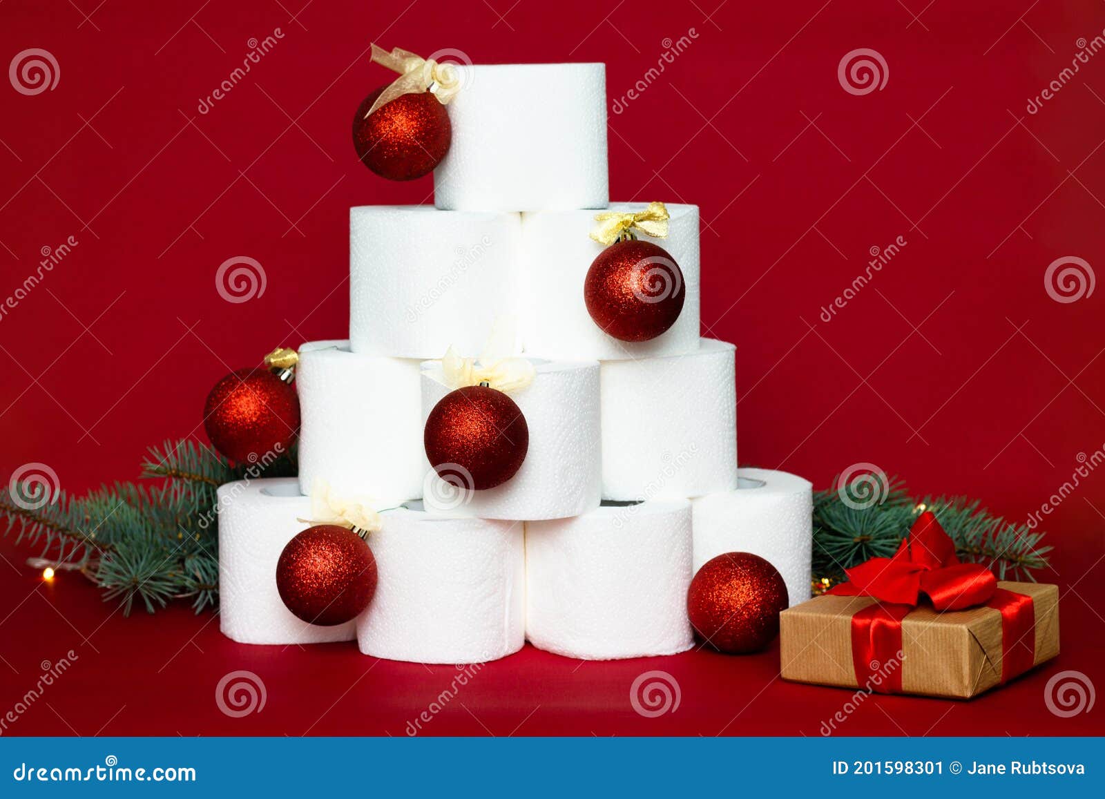 árvore De Natal Feita De Rolos De Papel Higiênico Decorados Com Bolas  Brilhantes E Galhos De Abetos Sobre Fundo Vermelho Imagem de Stock - Imagem  de fita, verde: 201598301