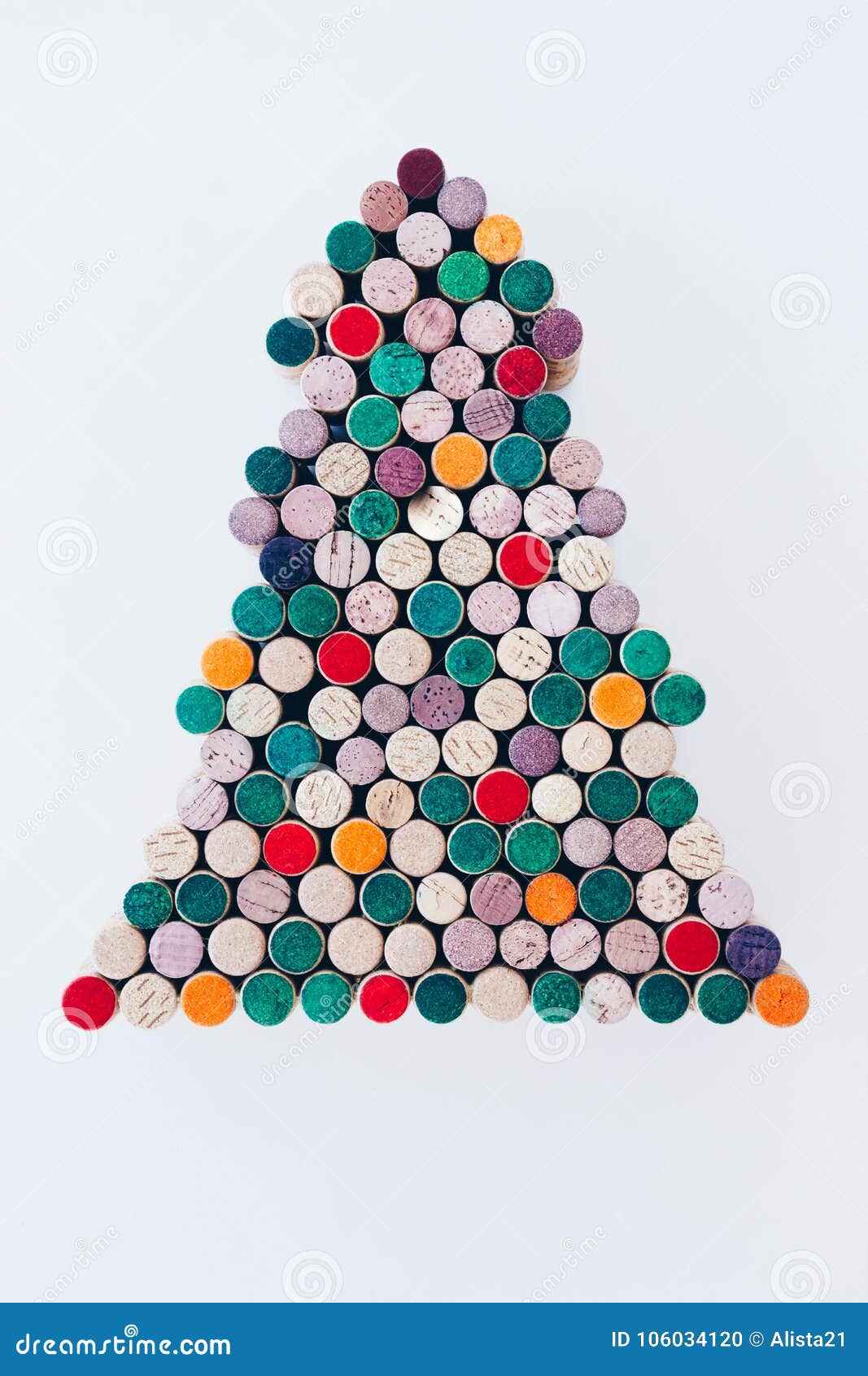 Árvore De Natal Feito a Mão Feita Da Cortiça Do Vinho No Fundo Branco Foto  de Stock - Imagem de modo, tradicional: 106034120