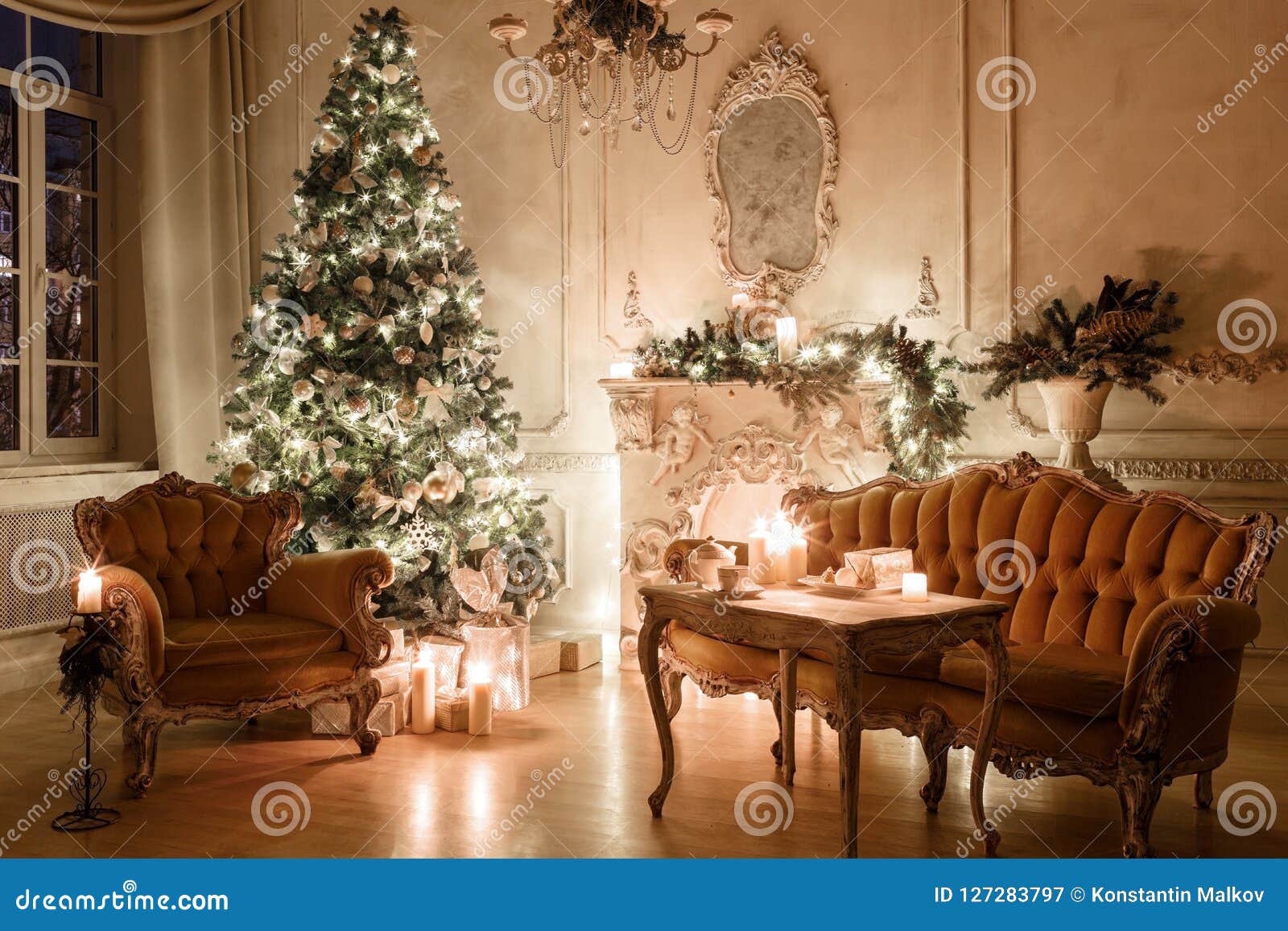 Árvore De Natal, Festões, Velas, Lanternas, Presentes Na Noite Interior Clássico De Uma Sala Branca Com Decorada Imagem de Stock - Imagem de espelho, feriado: 127283797 Árvore De Natal, Festões, Velas, Lanternas, Presentes Na Noite Interior Clássico De Uma Sala Branca Com Decorada Imagem de Stock - Imagem de espelho, feriado: 127283797