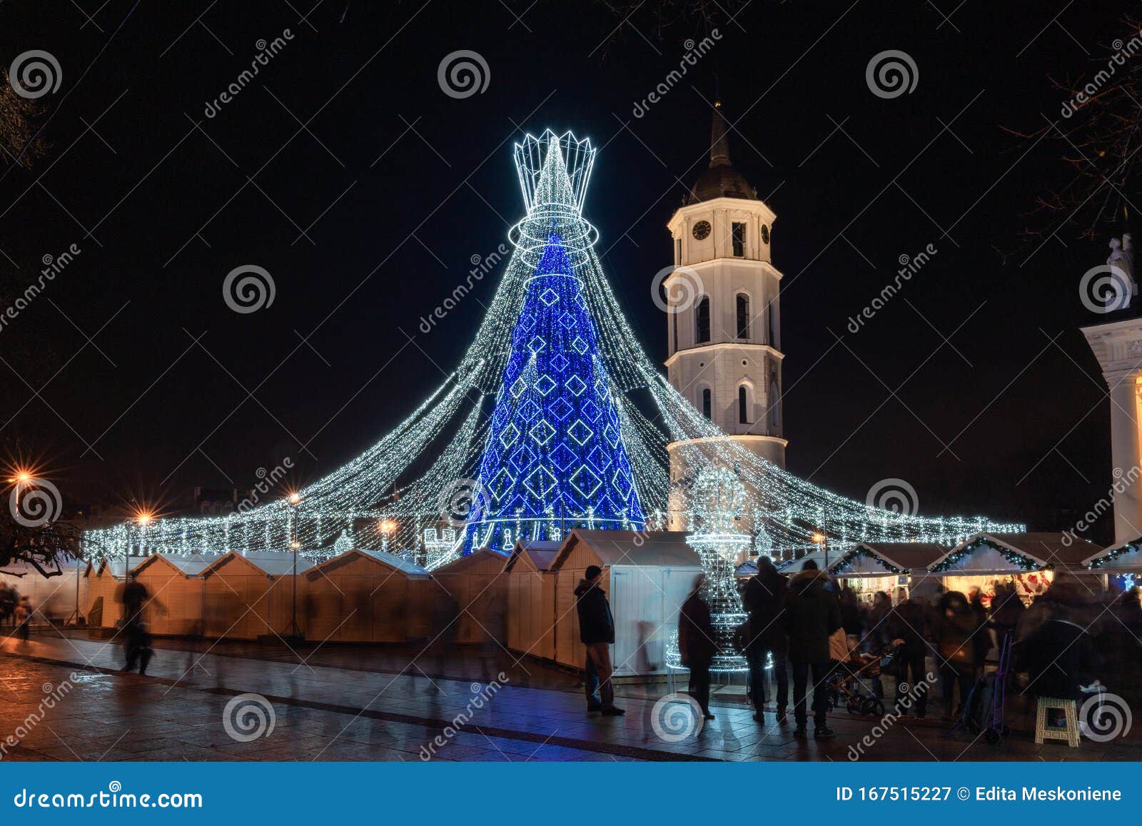A árvore De Natal Mais Bela Da Europa Em Vilnius, Lituânia Imagem de Stock  - Imagem de placa, catedral: 167515227