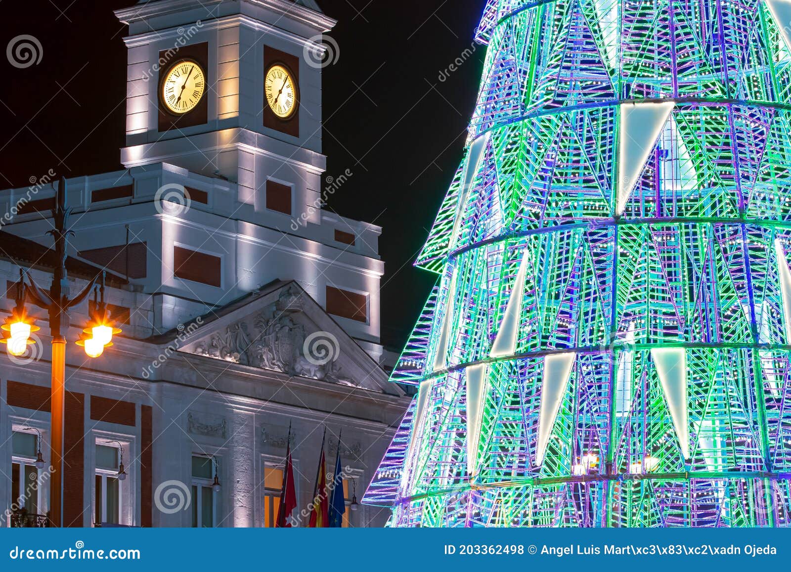 árvore De Natal Na Puerta Del Sol Em Madrid Espanha. Foto de Stock - Imagem  de exterior, turismo: 203362498