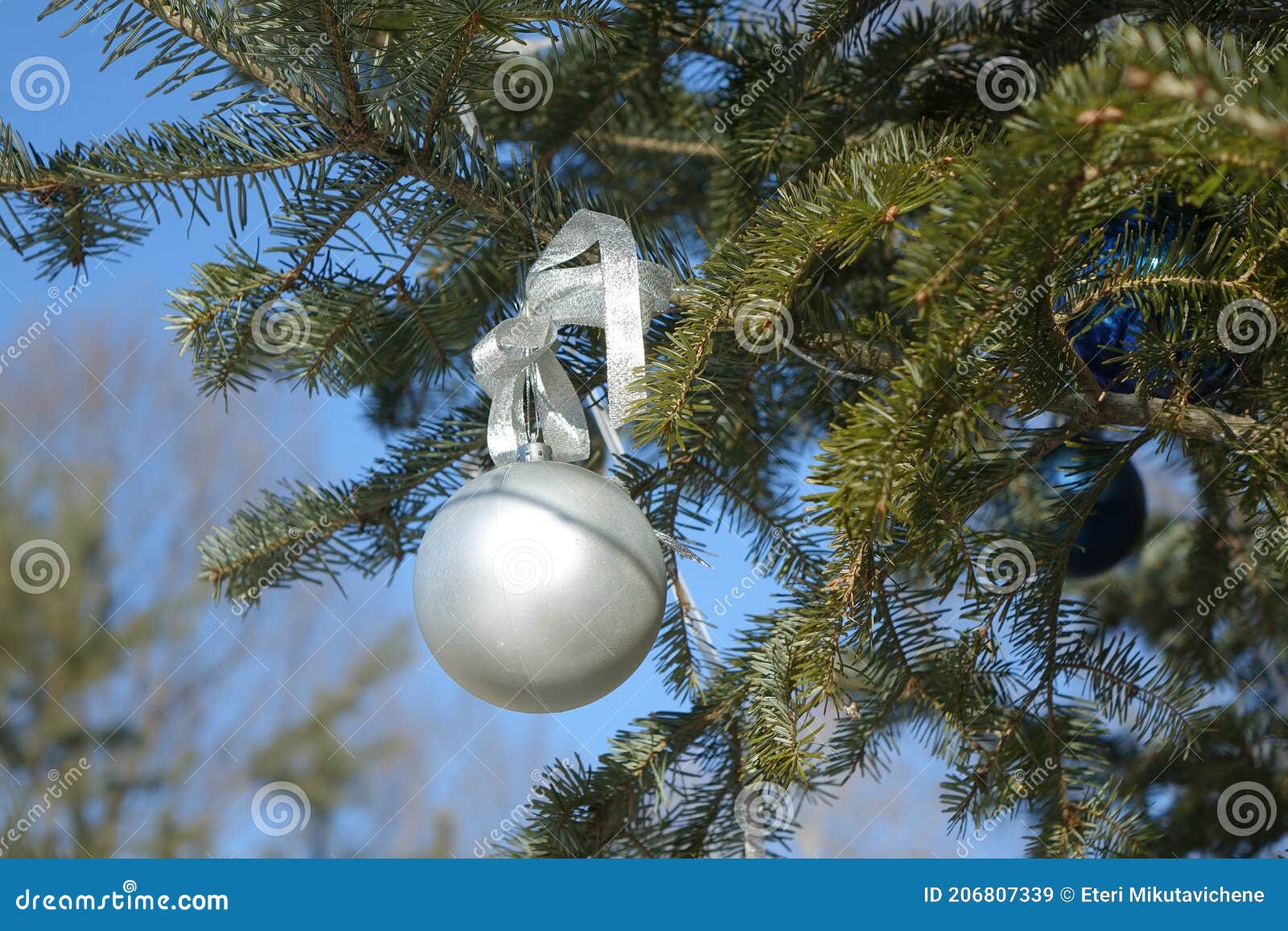 árvore De Natal Na Rua Perto Do Templo Decorada Com Bolas Imagem de Stock -  Imagem de jardim, isso: 206807339