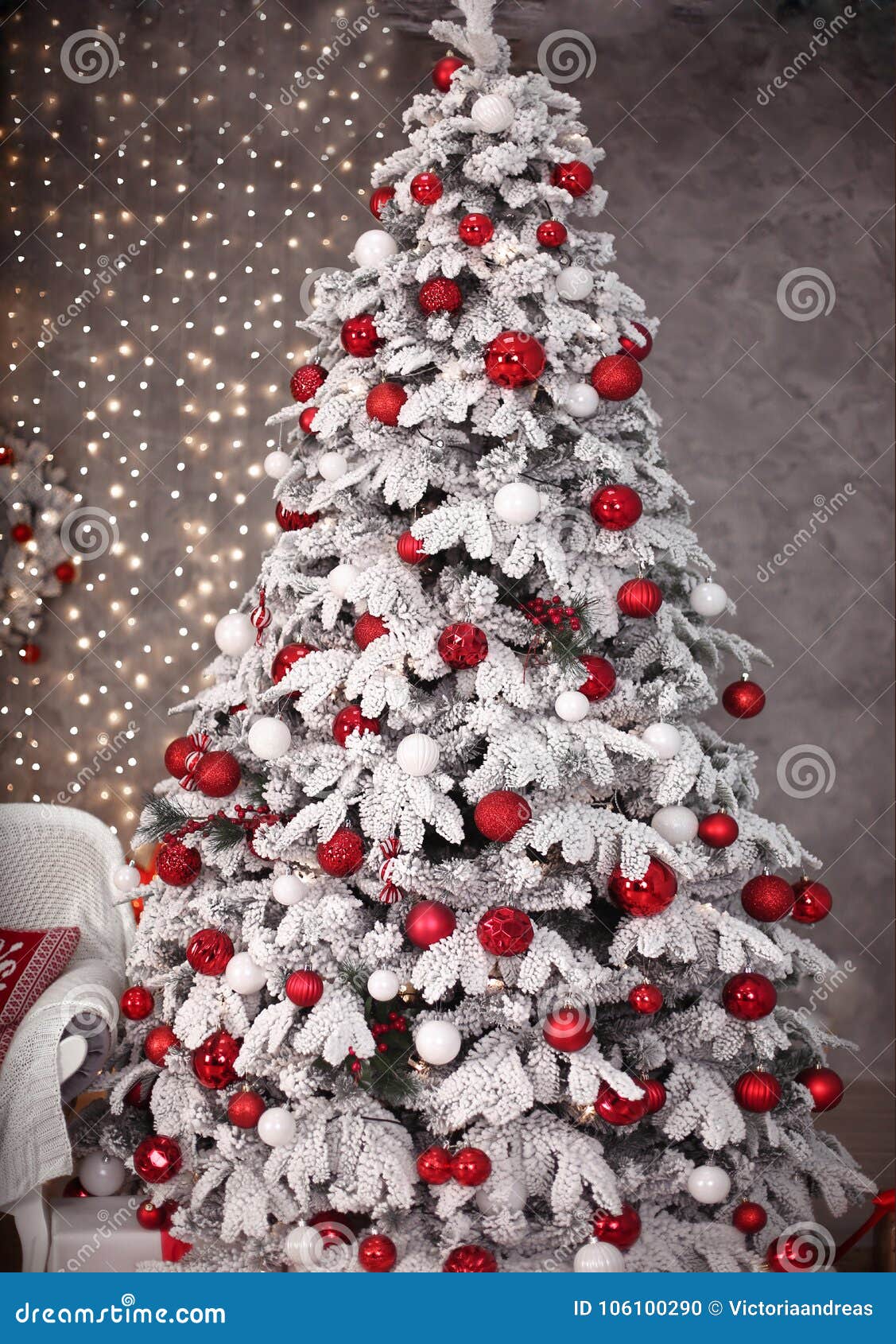 Árvore De Natal Nevado Com a Decoração Vermelha Dos Presentes Antes Do Ligh  Do Bokeh Foto de Stock - Imagem de presente, projeto: 106100290
