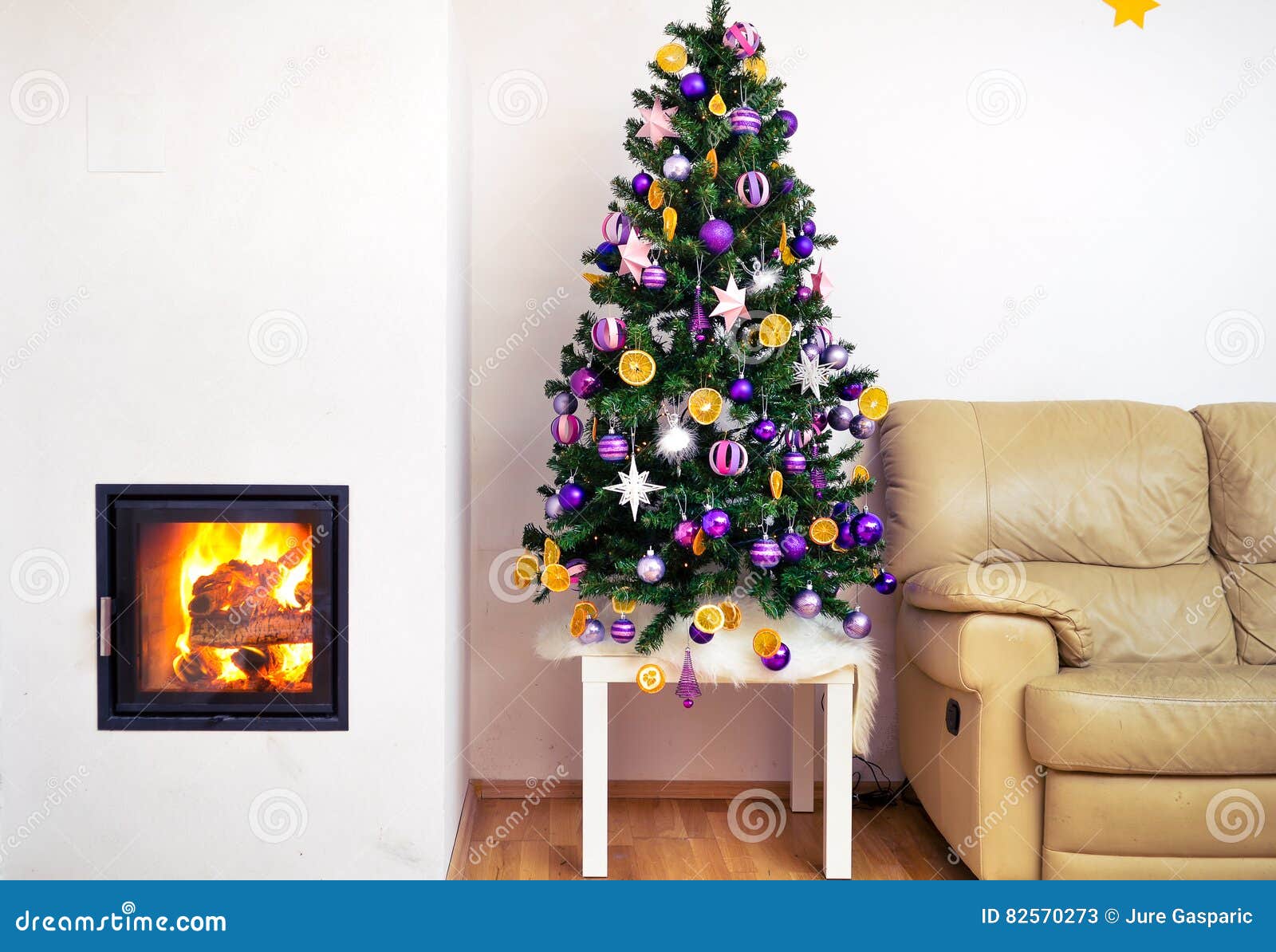Árvore De Natal No Apartamento Luxuoso Moderno Da Casa Com Chaminé Imagem  de Stock - Imagem de contemporâneo, lareira: 82570273