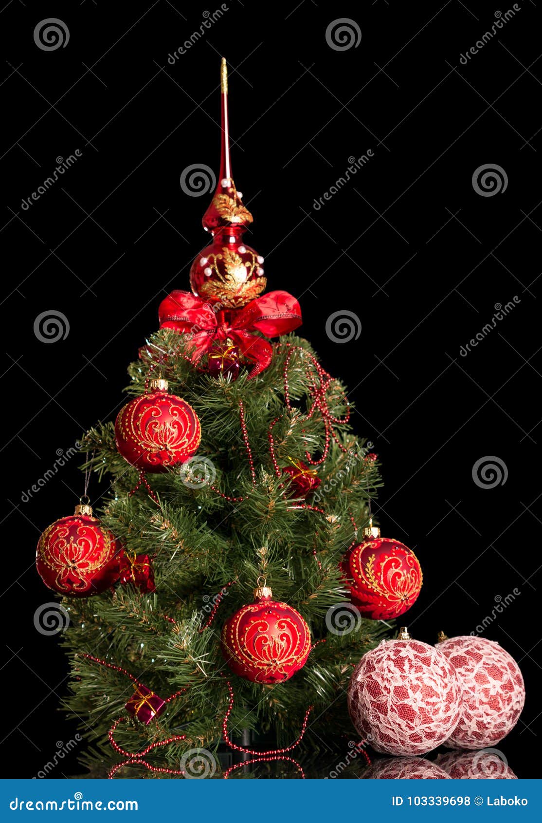 A árvore De Natal Pequena Decorada Com Bolas E Grânulos Com Ponta, é Foto de Stock - Imagem de decorado, bonito: 103339698 A árvore De Natal Pequena Decorada Com Bolas E Grânulos Com Ponta, é Foto de Stock - Imagem de decorado, bonito: 103339698