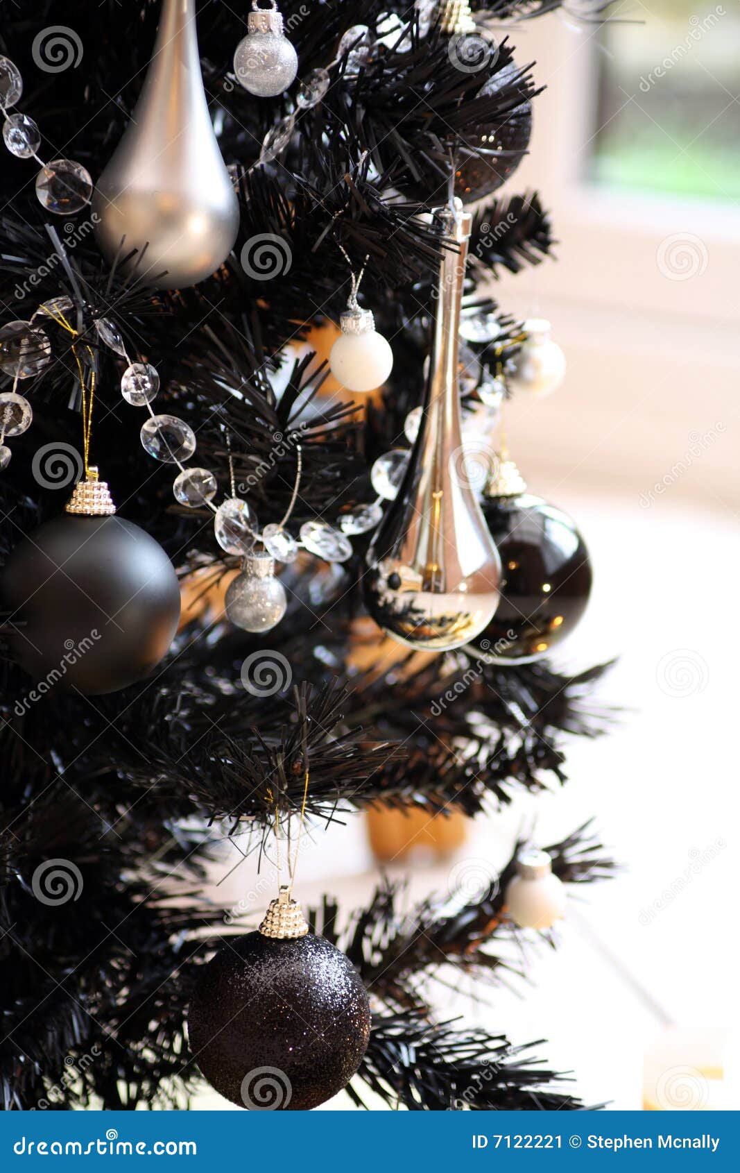 Árvore de Natal preta imagem de stock. Imagem de esferas - 7122221