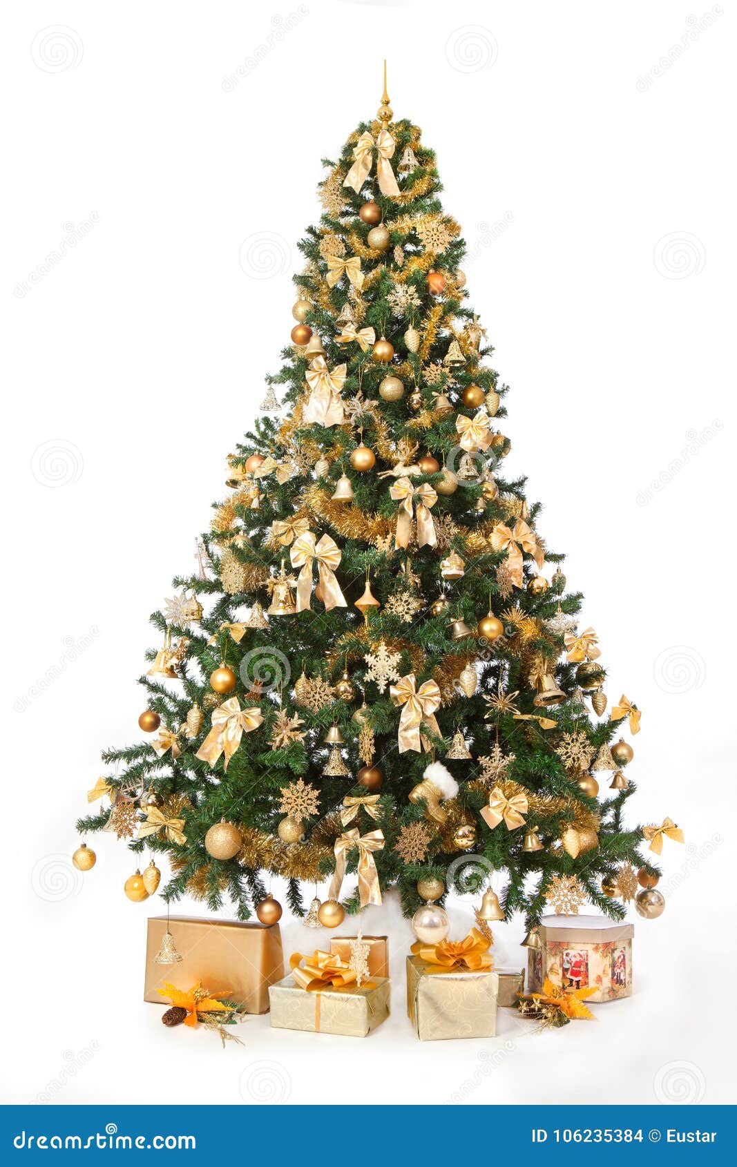 Árvore De Natal Ricamente Decorada Com O Sho Dourado Do Estúdio Dos  Ornamento Foto de Stock - Imagem de isolado, abeto: 106235384
