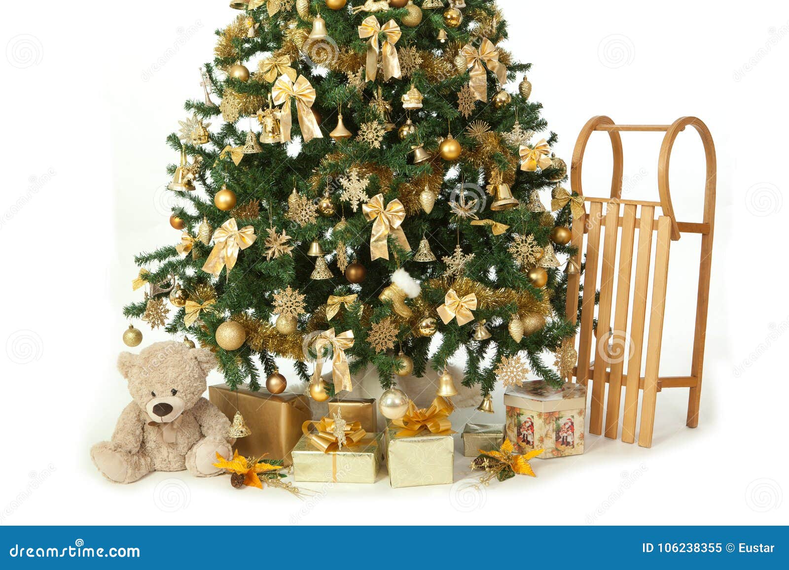 Árvore De Natal Ricamente Decorada Com Os Ornamento Dourados Isolados  Imagem de Stock - Imagem de verde, isolado: 106238355
