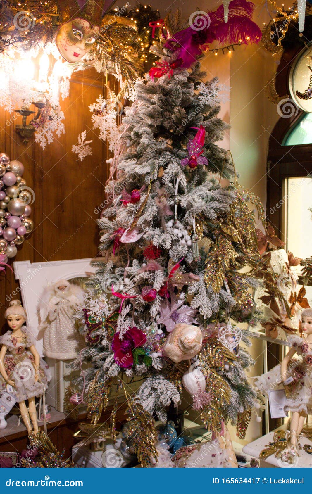 Árvore De Natal Rosa, Branca E Dourada, Ricamente Decorada, Com Flor,  Pássaro, Flocos De Neve, Etc. Imagem de Stock - Imagem de ursos, brinquedo:  165634417