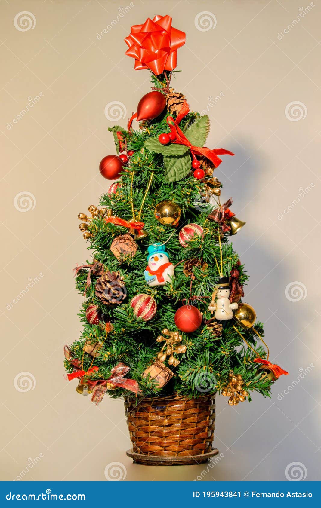 árvore De Natal Verde Decorada Com Figuras Típicas Da Data Com Bolas  Vermelhas Com Minipontos Imagem de Stock - Imagem de fundo, figuras:  195943841