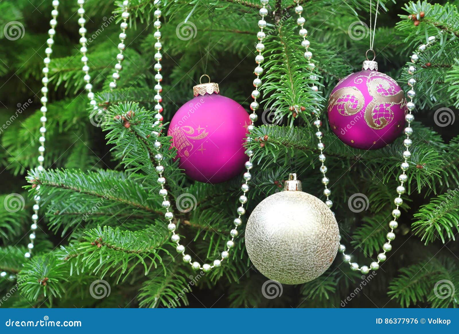 Árvore De Natal Verde Decorada Com Rosa E Bolas Do Ouro Foto de Stock - Imagem de dourado, comemore: 86377976 Árvore De Natal Verde Decorada Com Rosa E Bolas Do Ouro Foto de Stock - Imagem de dourado, comemore: 86377976