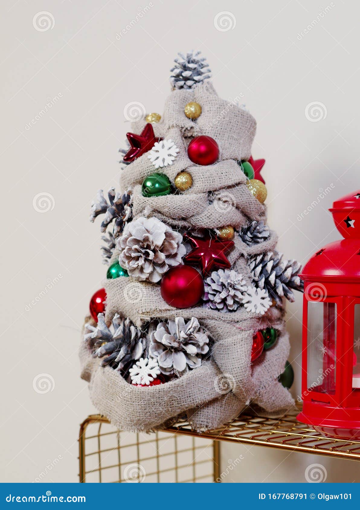 Árvore Do Natal Feita a Partir De Burlap E Cones Para Ilustrar DIY Trabalho  Do Autor Imagem de Stock - Imagem de autores, artesanal: 167768791
