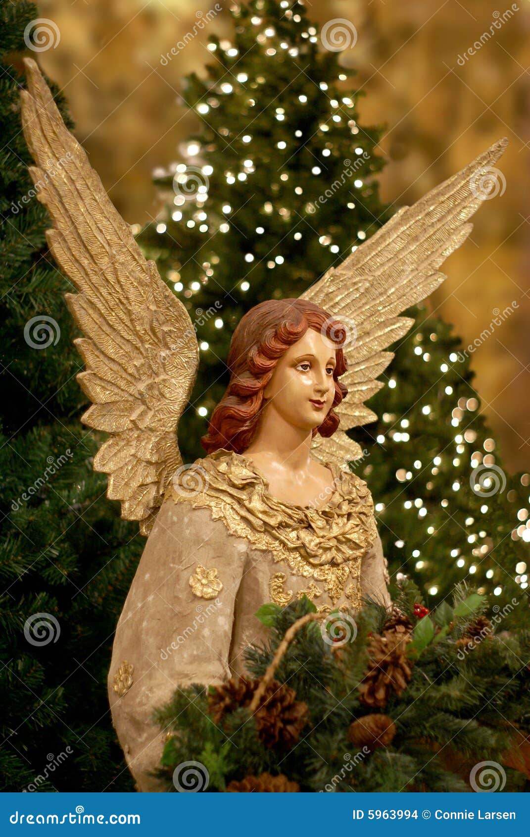 Árvore e anjo de Natal foto de stock. Imagem de estatuto - 5963994