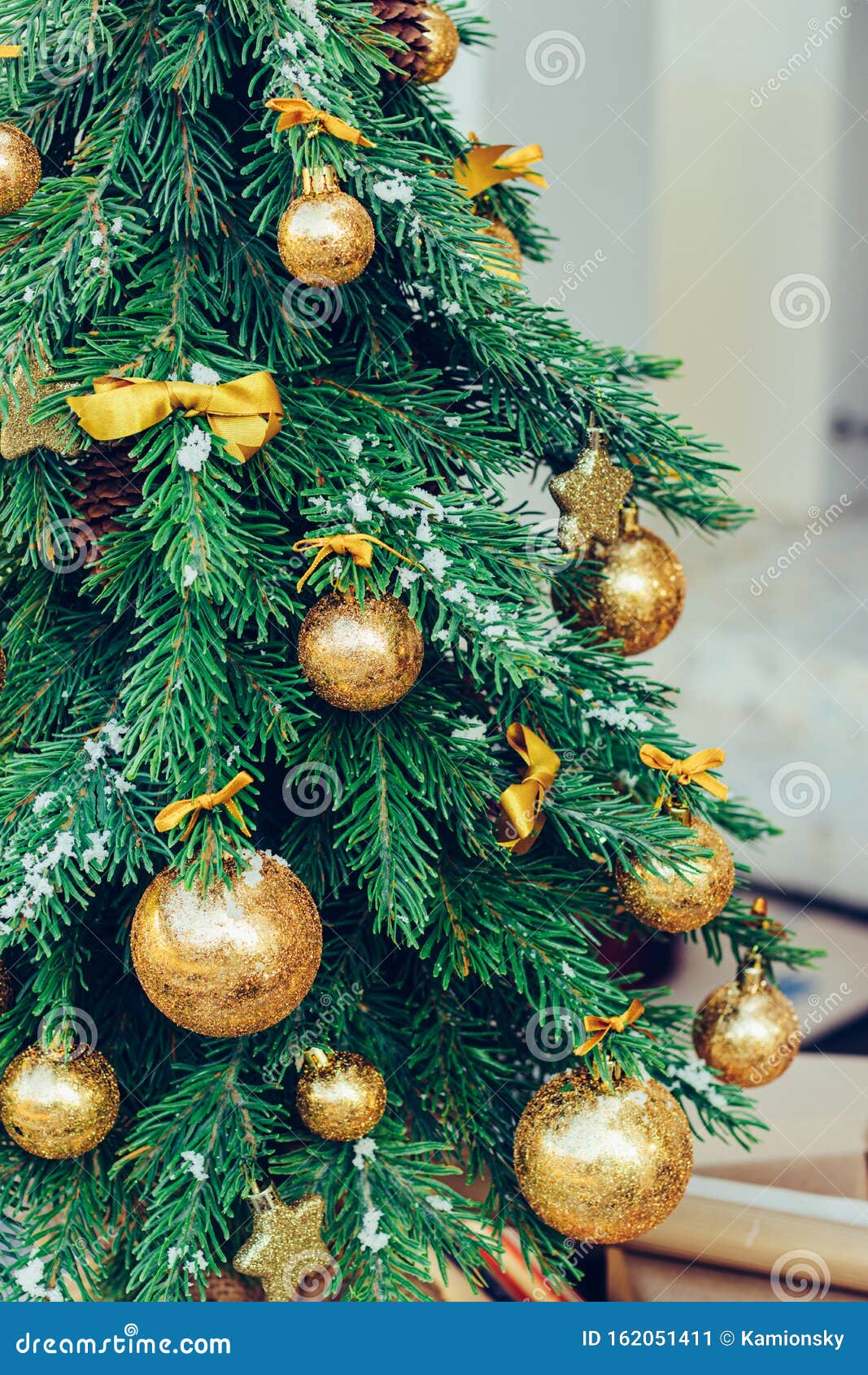 Árvore Verde Com Bolas Douradas Papel De Parede De Natal Imagem de Stock -  Imagem de festivo, brilhante: 162051411