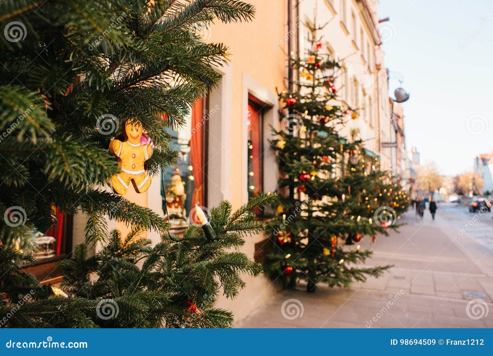Árvores De Natal Decoradas Na Rua No Der Tauber Do Ob De Rothenburg Em Alemanha Foco Seletivo Em Um Brinquedo Do Natal Na Imagem de Stock - Imagem de feriado, bonito: 98694509 Árvores De Natal Decoradas Na Rua No Der Tauber Do Ob De Rothenburg Em Alemanha Foco Seletivo Em Um Brinquedo Do Natal Na Imagem de Stock - Imagem de feriado, bonito: 98694509