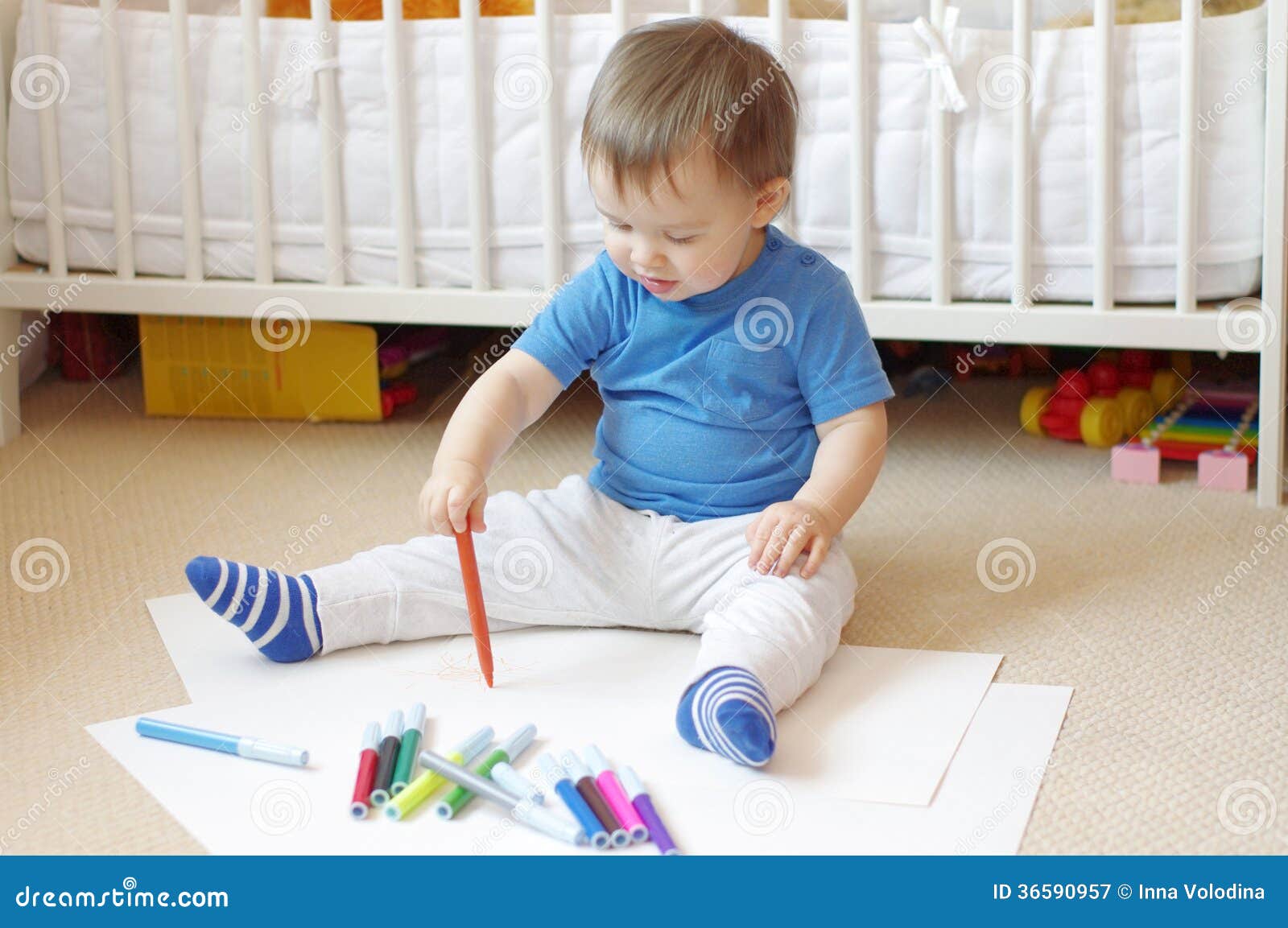 Âge De Bébé Des Peintures De 1 an Avec Des Feutre-stylos Image