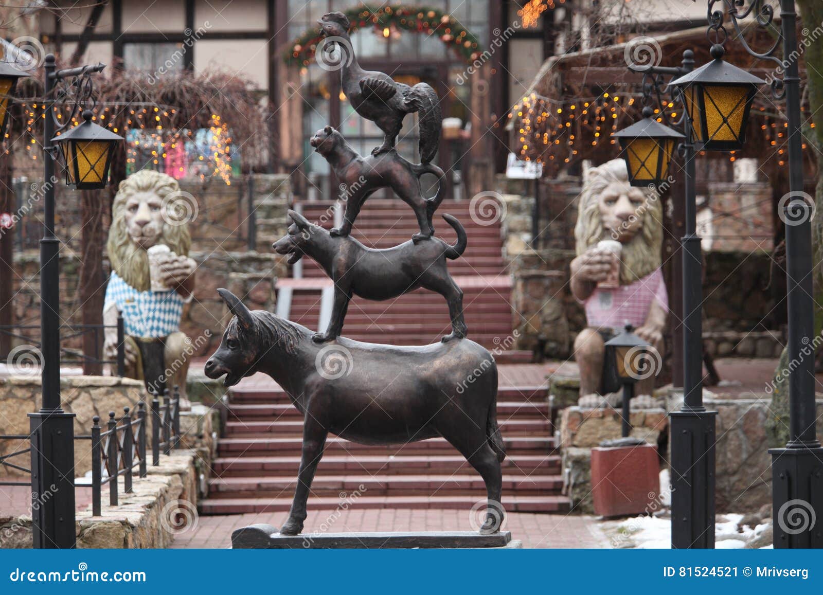 âne Chien Chat Et Jeune Coq De Statue Photo éditorial