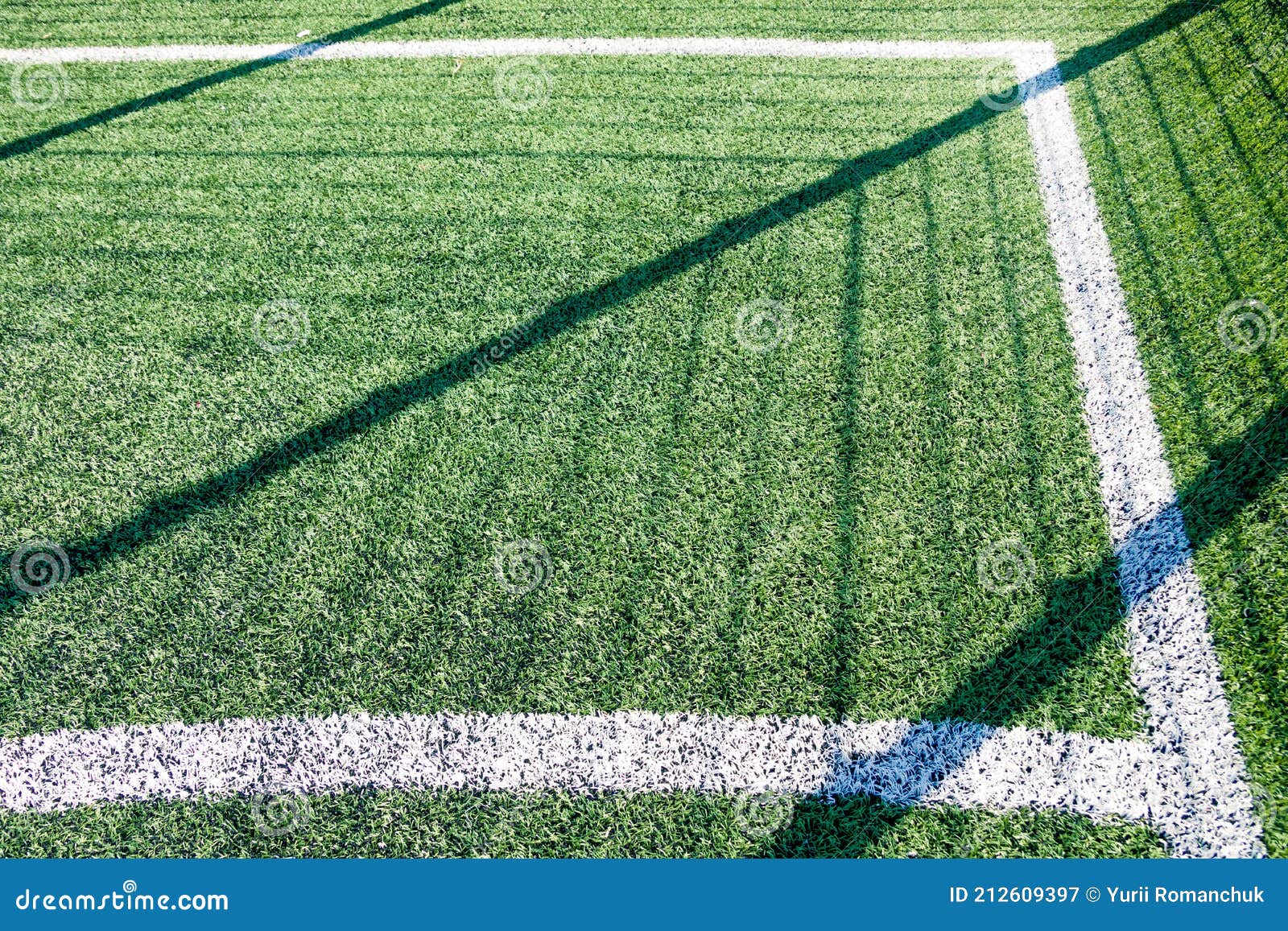 Jogador de futebol colocando a bola na grama ângulo baixo do