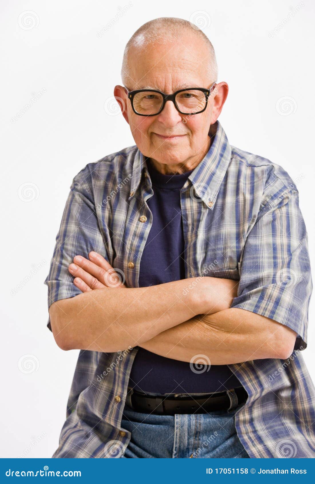 Alterer Mann In Den Brillen Mit Den Armen Gekreuzt Stockfoto Bild Von Mann Gekreuzt