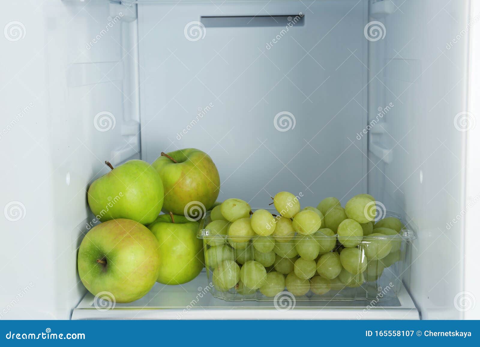 Äpfel Und Trauben Im Kühlschrank Stockbild - Bild von voll, technologie:  165558107