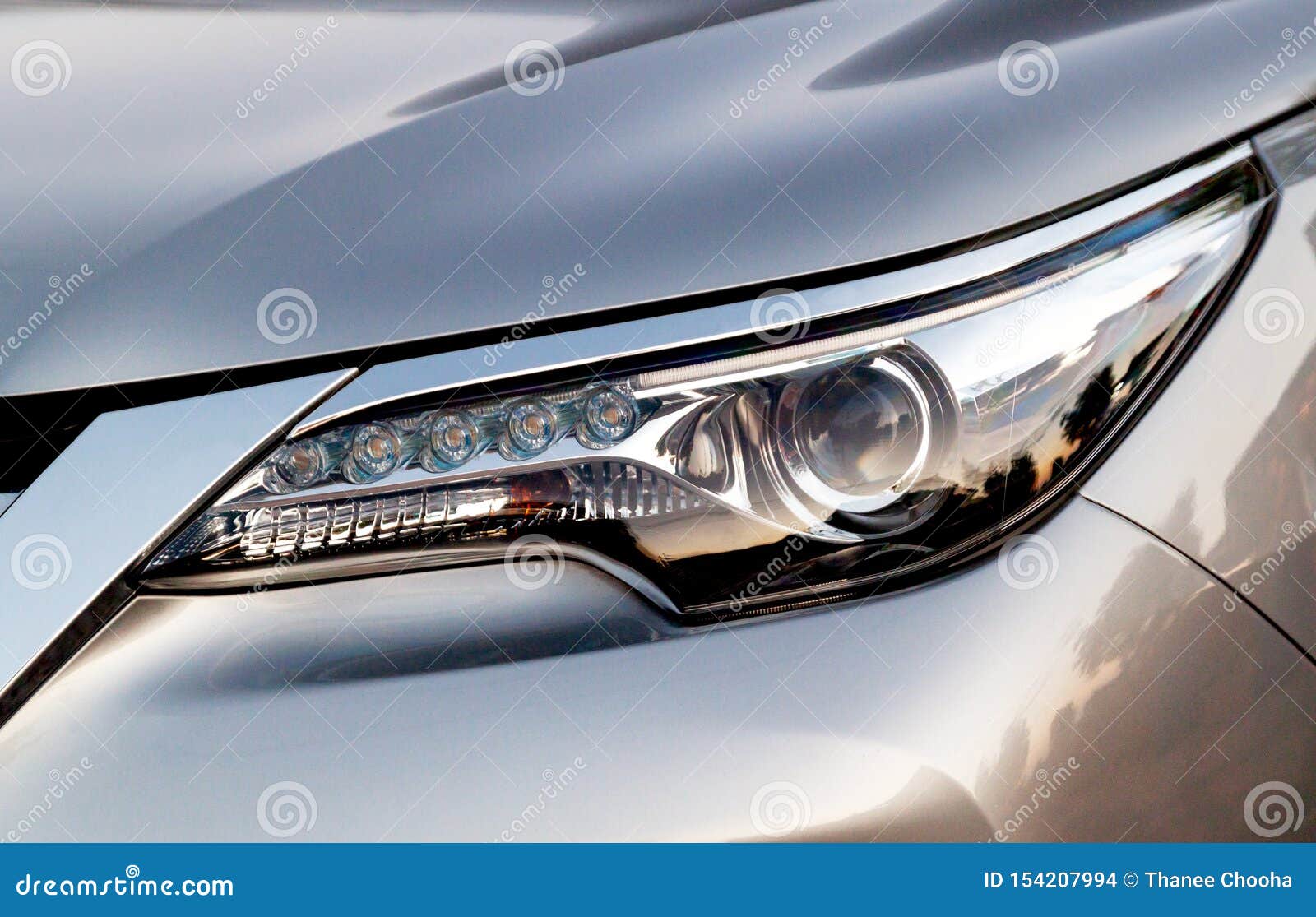 Äußere Angaben Des Autos Detaillierte LED-Scheinwerfer Schließen