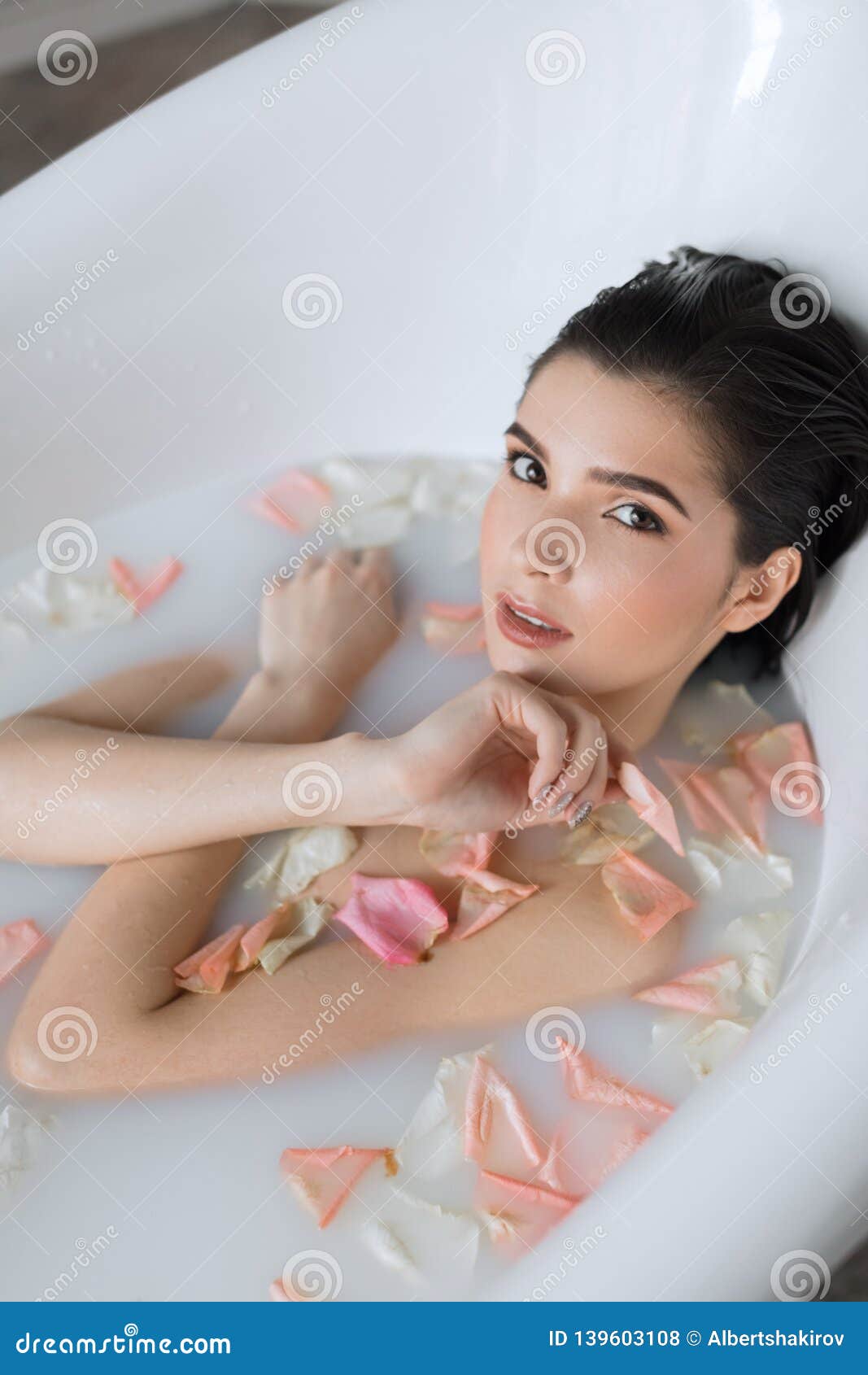 年轻女人洗与花瓣的牛奶芳香浴库存照片 图片包括有泡沫 乐趣 洗涤 人们 人员 健康 有吸引力的 年轻女人洗与花瓣的牛奶芳香浴库存照片 图片包括有泡沫 乐趣 洗涤 人们 人员 健康 有吸引力的