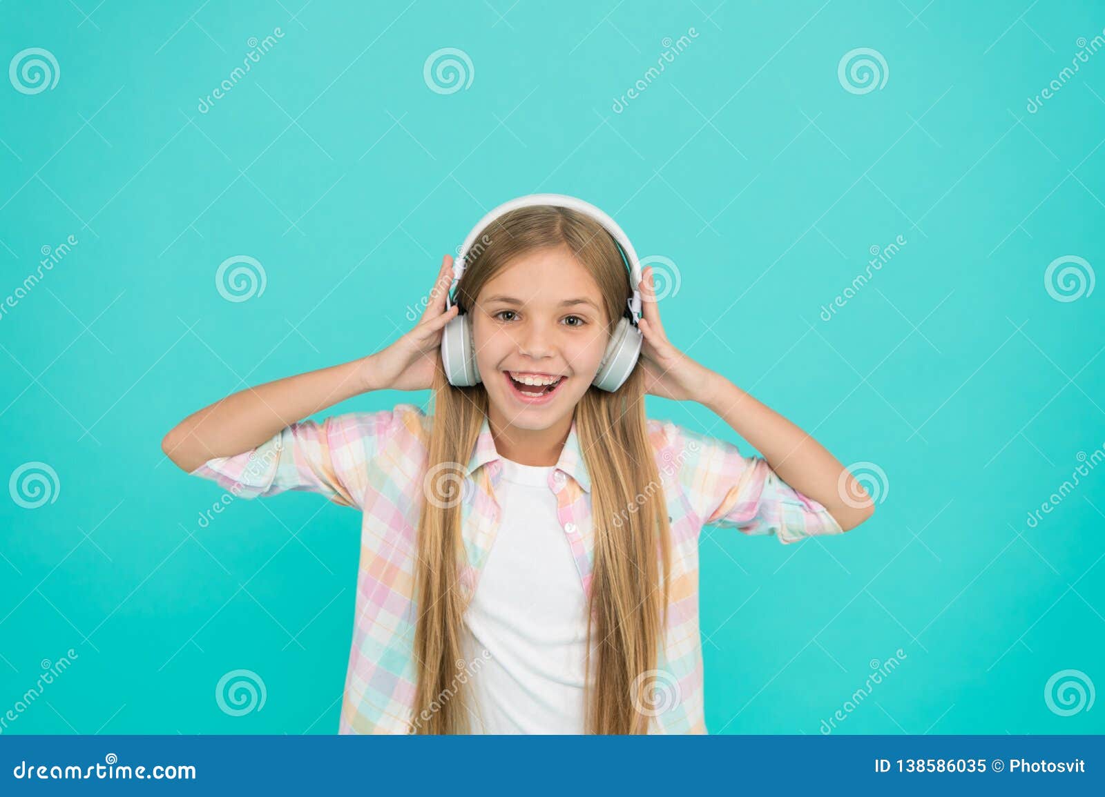 É Realmente Um Fan De Música Grande a Criança Pequena Feliz