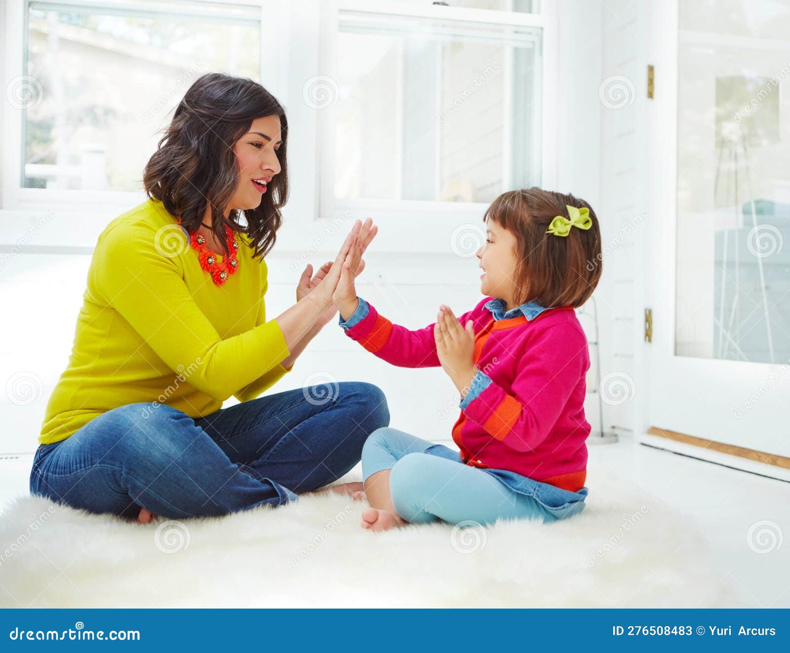 é Tudo Divertido E Jogos Com a Mãe. Uma Menina Adorável Jogando Um Jogo De  Palmas Com Sua Mãe Em Casa. Imagem de Stock - Imagem de menina, feliz:  276508483