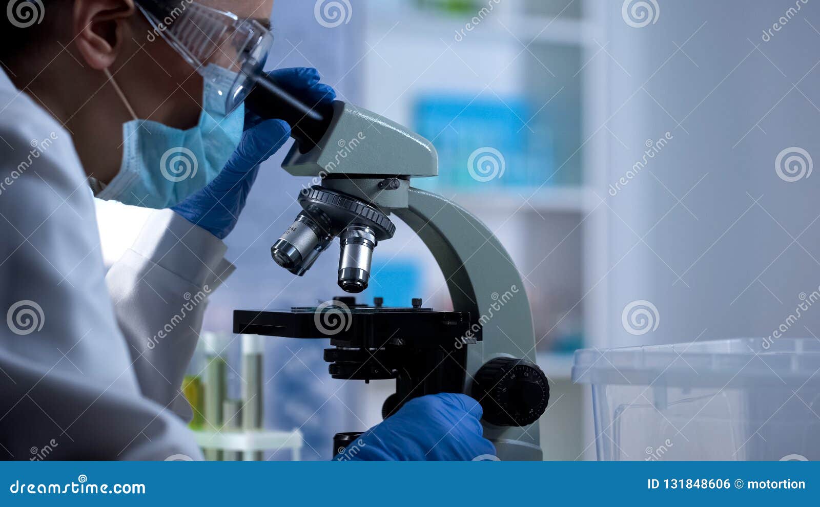 Échantillon De Examen D'essai De Technicien De Laboratoire Par Le Nouveau  Développement De Médecine De Microscope Photo stock - Image du médical,  gens: 131848606