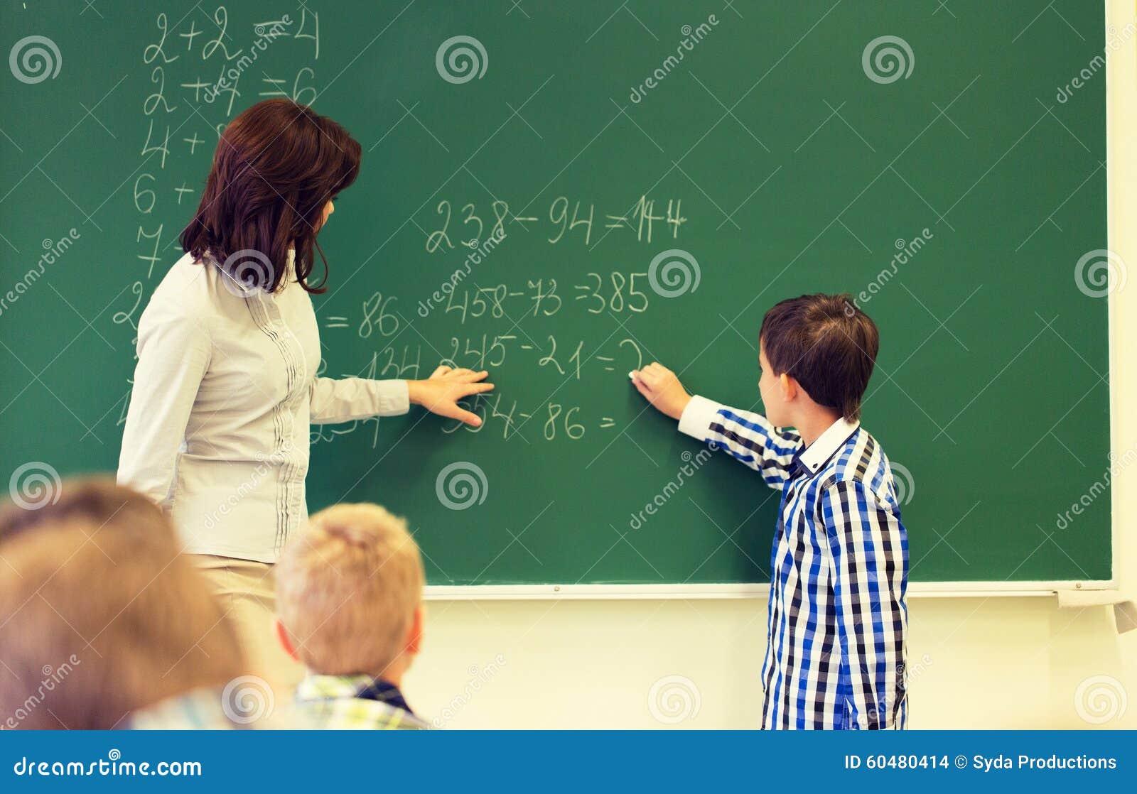 Écolier Avec L'écriture De Professeur De Maths Sur Le Panneau De Craie  Photo stock - Image du tableau, primaire: 60480414