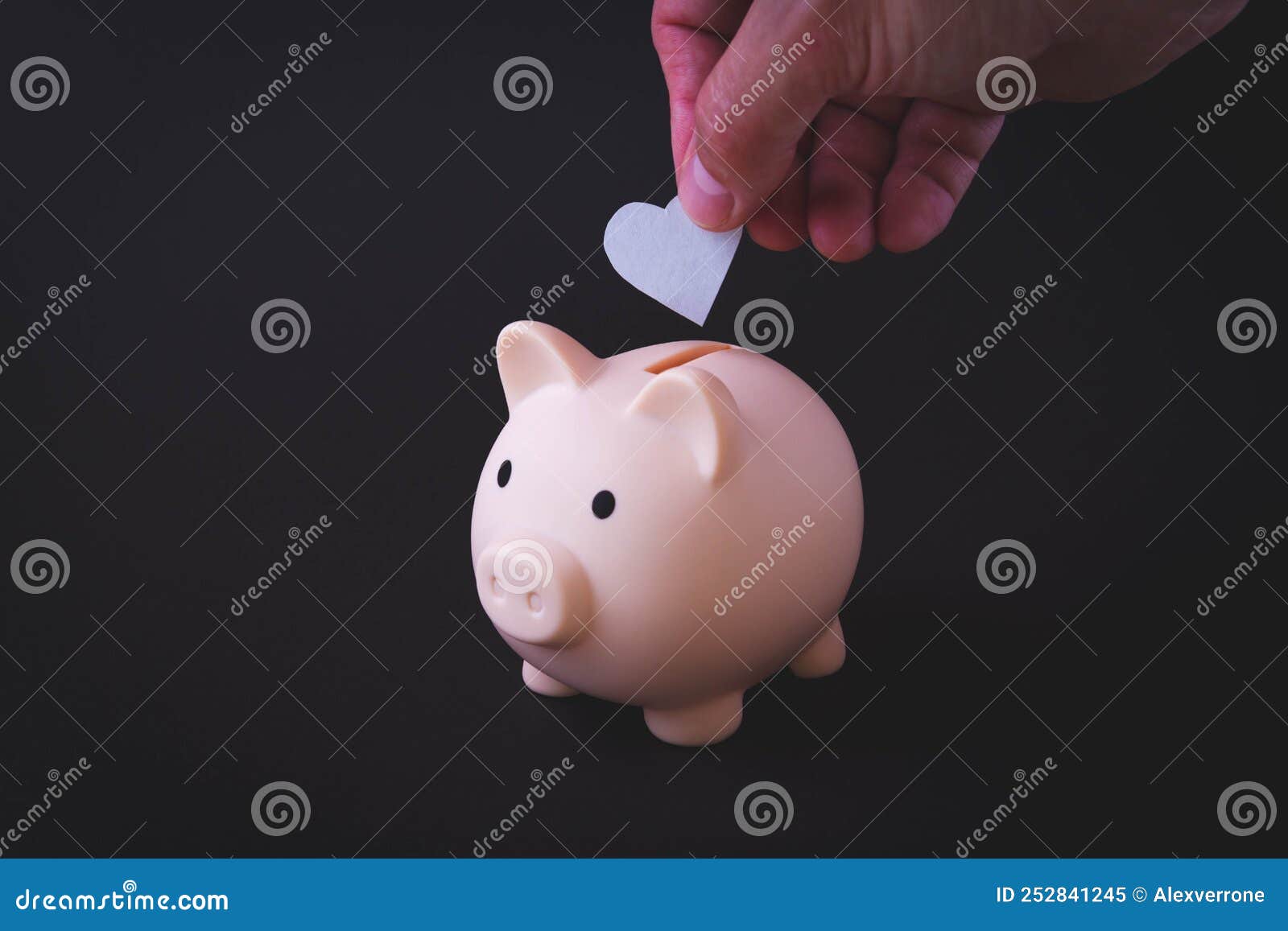 économie. La Main Met Un Coeur Dans Une Tirelire. Retenue De Salaire. Image  stock - Image du espoir, accroissement: 252841245