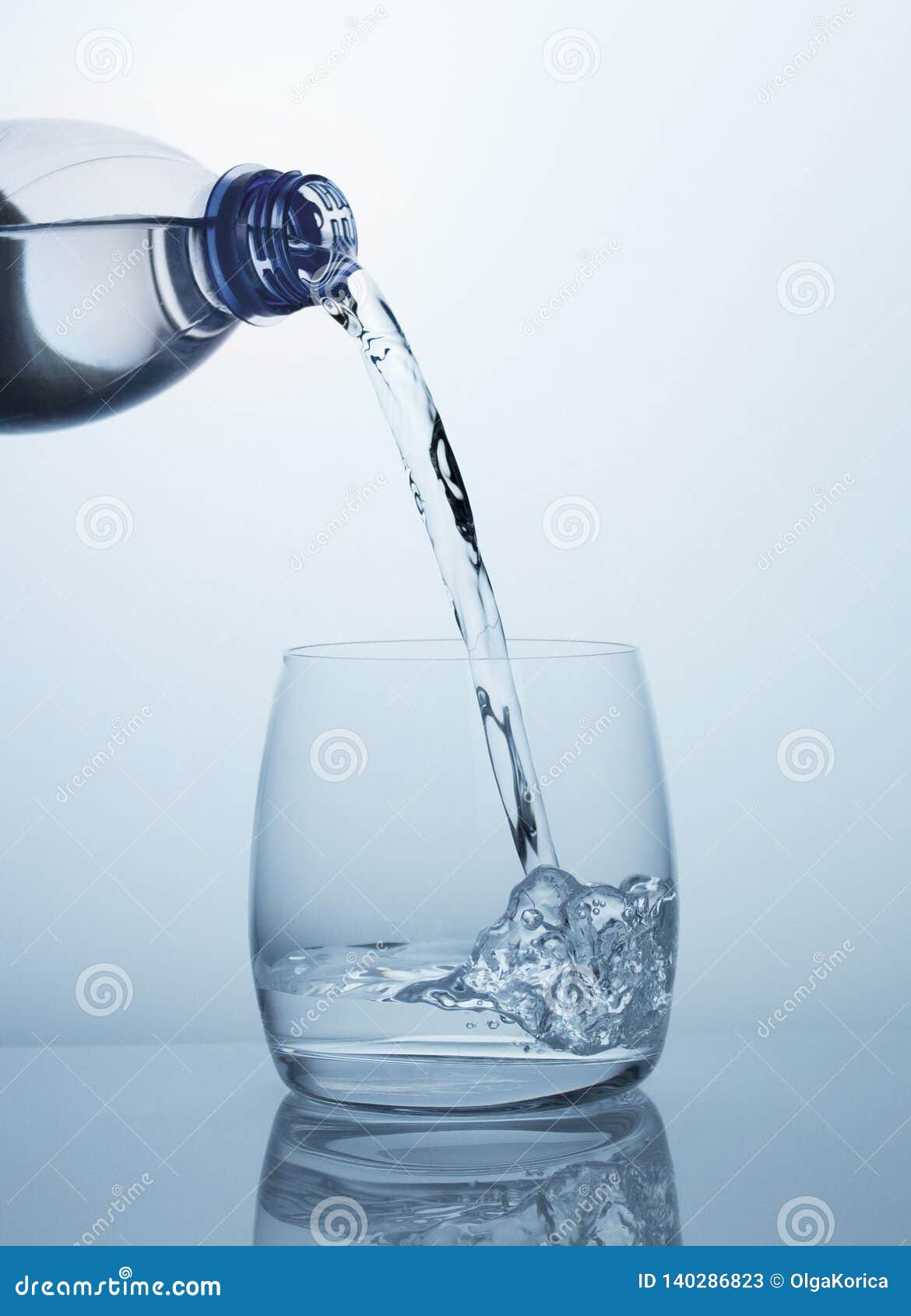 Ecoulements D Eau Potables Propres De La Bouteille Dans Un Verre Clair Avec De Belles Bulles Image Stock Image Du Bouteille Coulee Ecoulements D Eau Potables Propres De La Bouteille Dans Un Verre Clair Avec De Belles Bulles Image Stock Image Du Bouteille Coulee