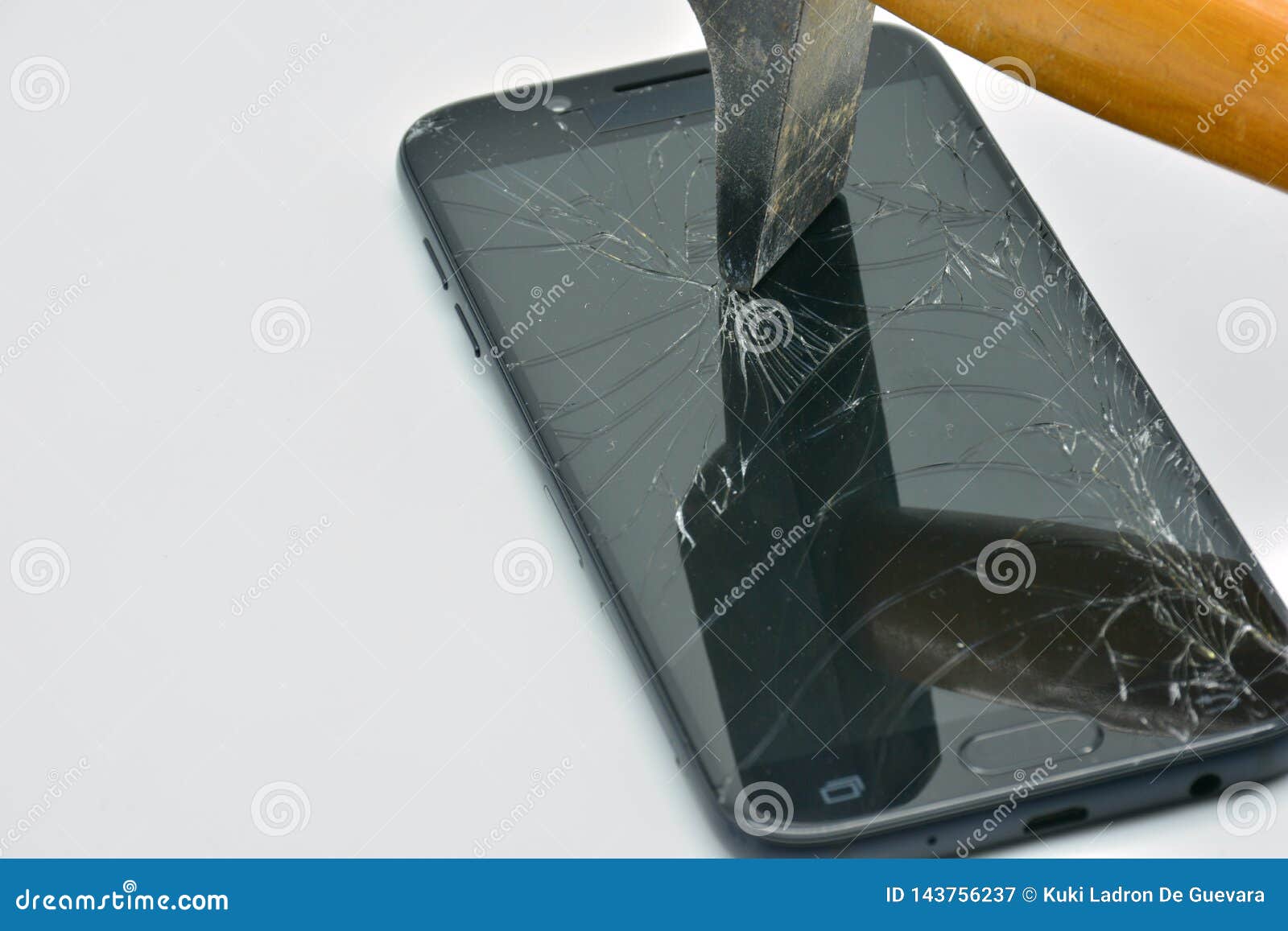 Ecran Casse De Telephone Portable Avec Un Marteau Image Stock Image Du Information Calcul