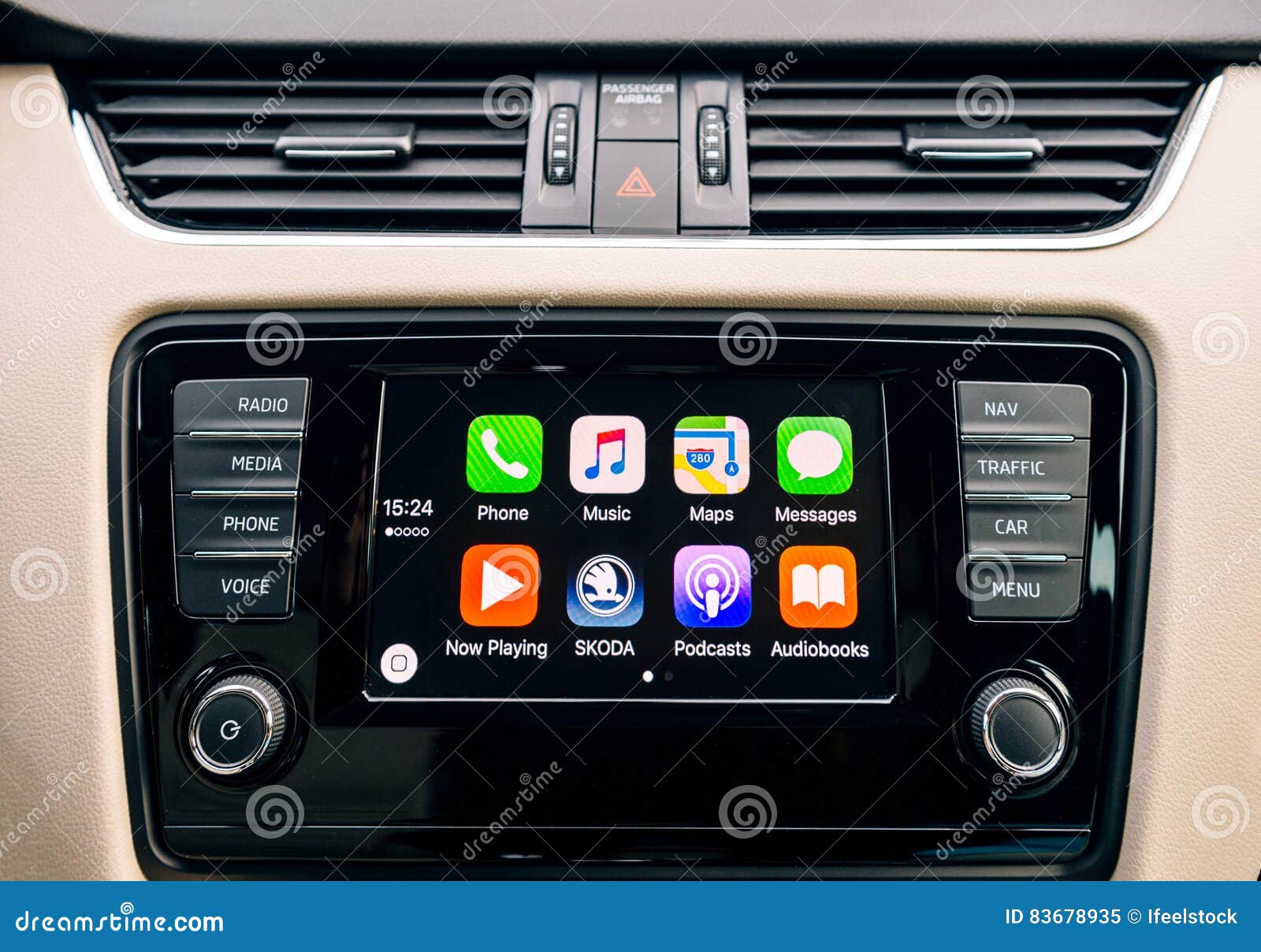 Écran Principal D'Apple CarPlay D'iPhone Dans Le Tableau De Bord De Voiture  Image éditorial - Image du medias, automobile: 83678935