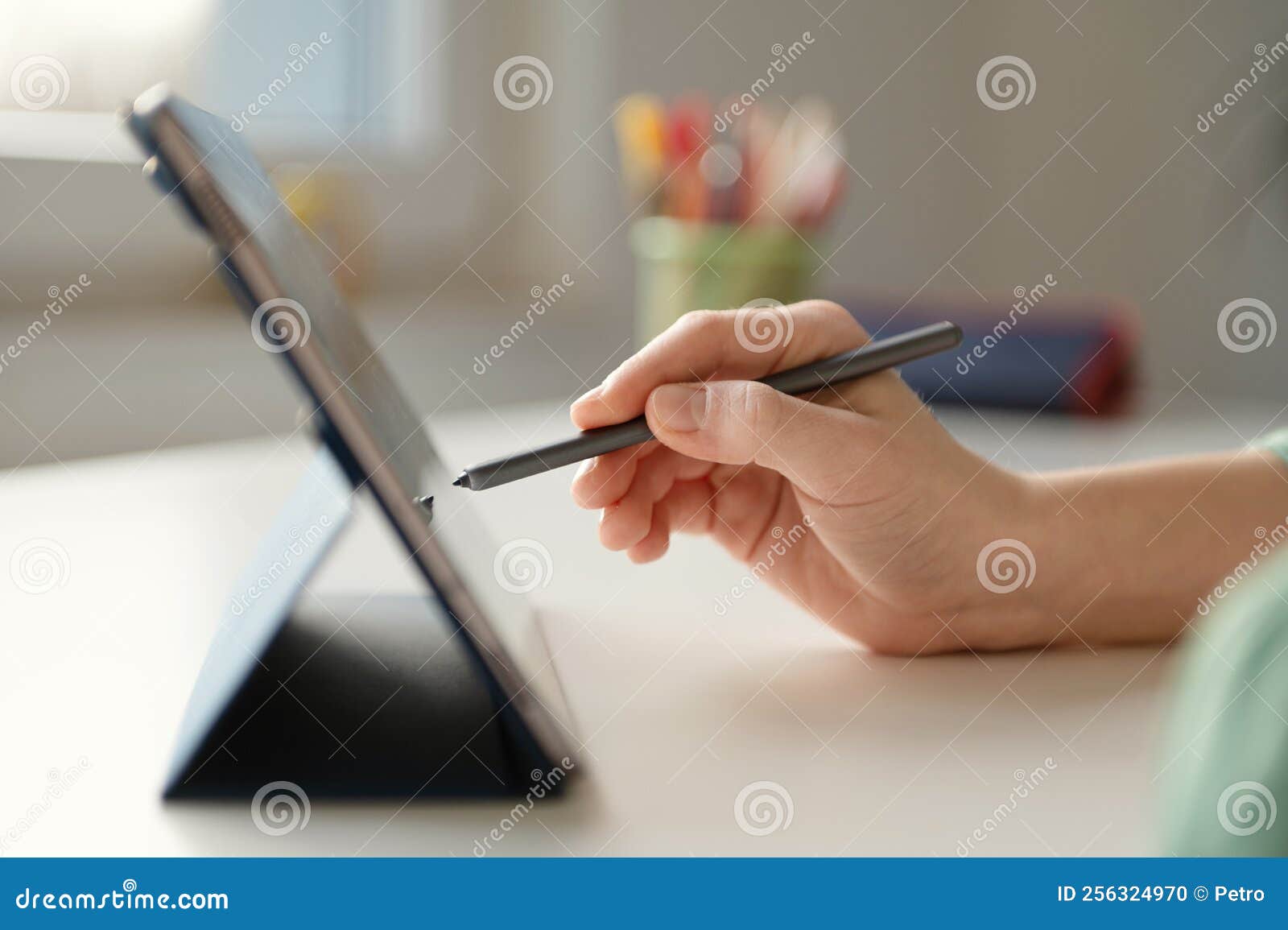 écran Tactile Tablette Enfant Avec Stylet Photo stock - Image du social,  tablette: 256324970