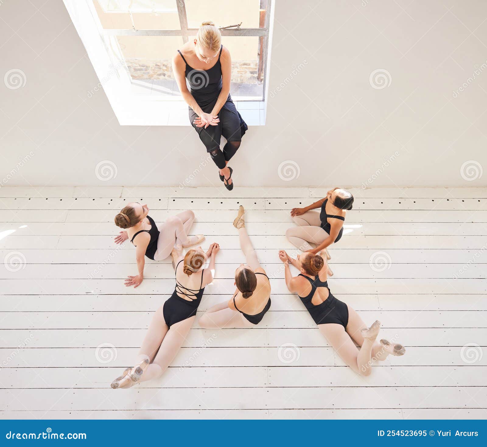 Groupe Fitness Et Bras Pour L'exercice Lunaire Dans Une Salle De