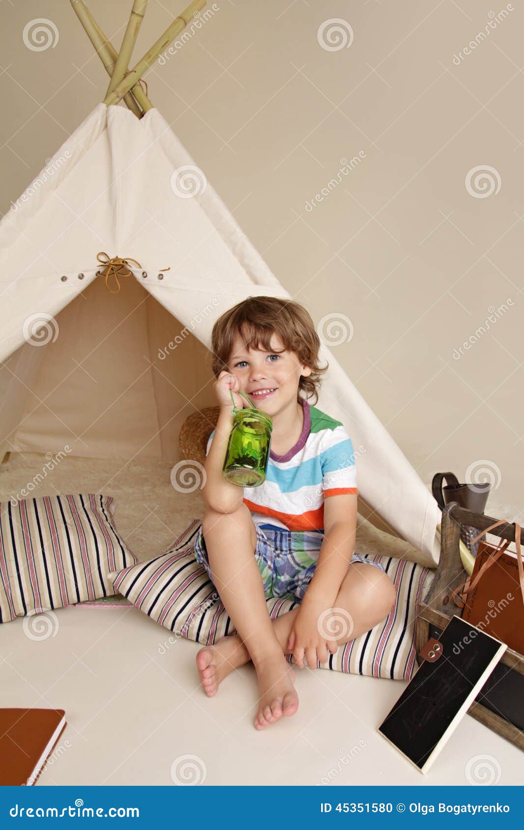 Petit Garçon Assis à L'intérieur D'une Tente Tipi Colorée à L'extérieur