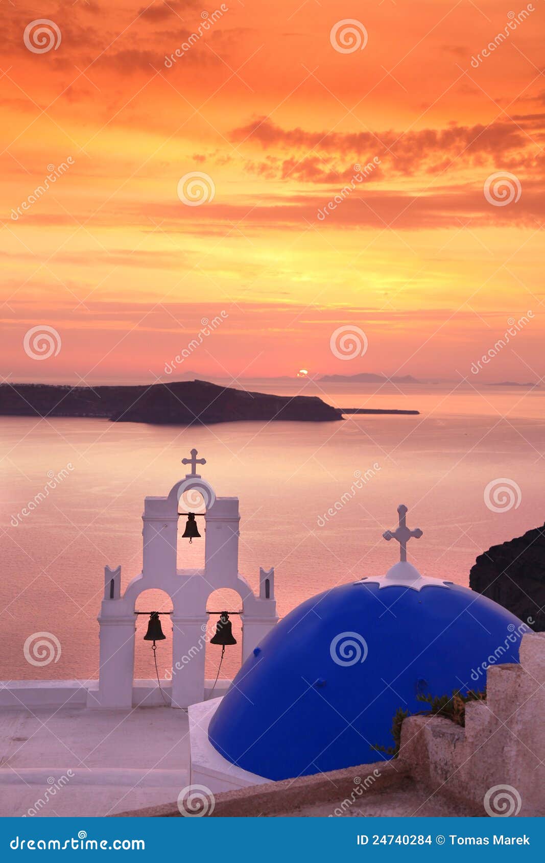 église De Santorini Dans Fira Contre Le Coucher Du Soleil