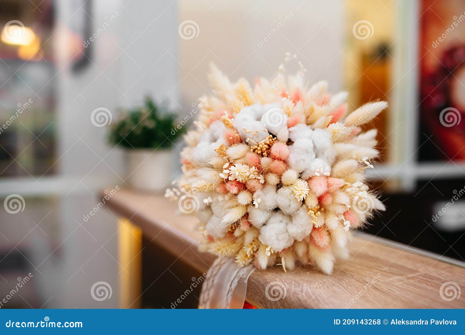 élégant Bouquet De Couleurs Pastel De Fleur Séchée De Céréales Oreilles  Coton Et Craspedia Sur Le Comptoir De La Boutique De Fleur Photo stock -  Image du pastel, durée: 209143268