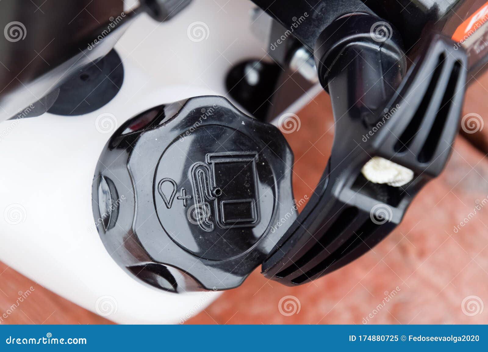 Éléments De L'installation Carburant D'un Rasoir D'essence. Réservoir De  Carburant Et Moteur Du Carburateur De Coupe. Système D'al Photo stock -  Image du moteur, nettoyage: 174880790