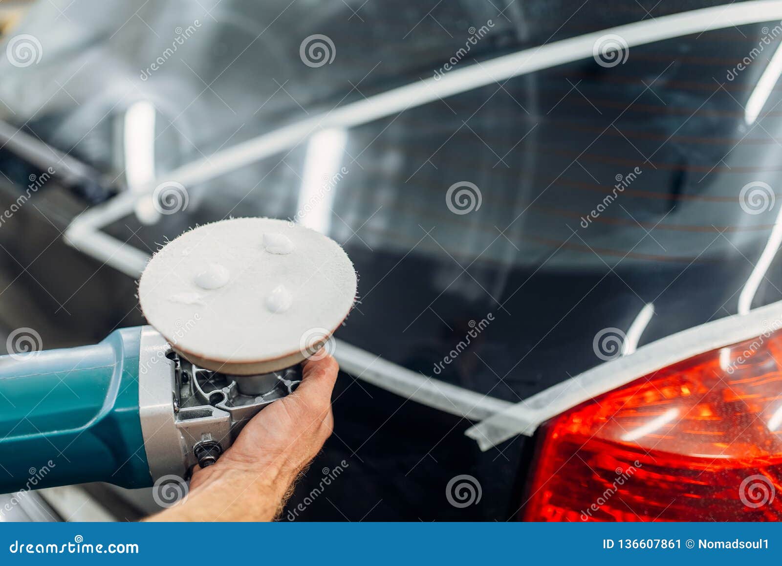 Lame D'essuie-glace Sur Le Verre De Voiture Photo stock - Image du