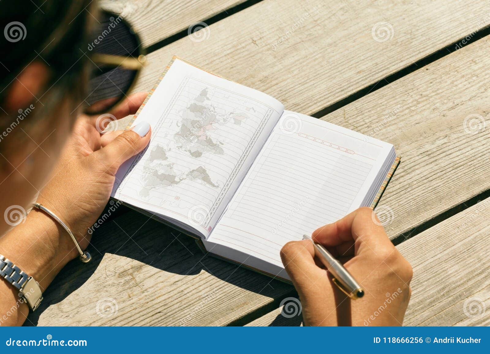 Énumérez Le Se D'endroits De Liste De Carnet D'écriture De Jeune Femme De  Concepts De Voyage Photo stock - Image du ouvert, fond: 118666256